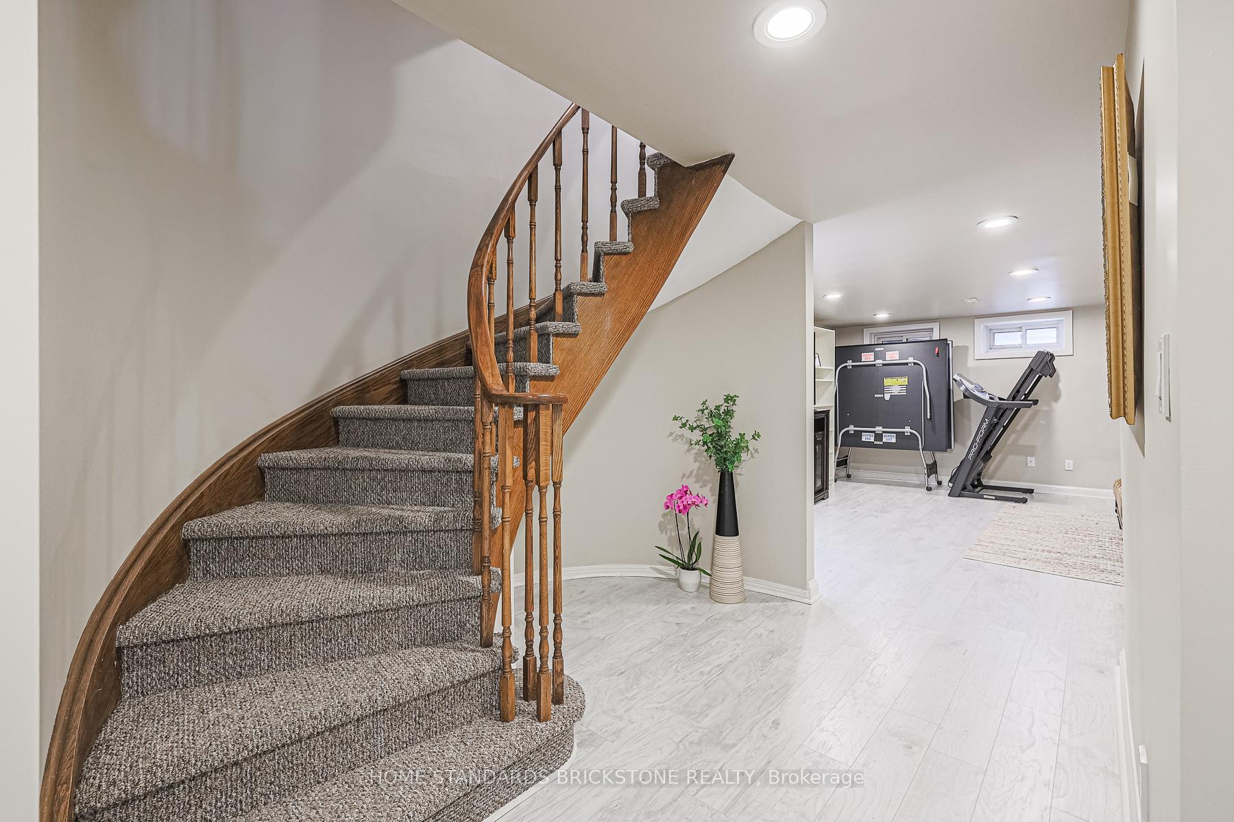 Photo 30 of 54 Peter Andrew Crescent W, Vaughan, Brownridge — HOMEH