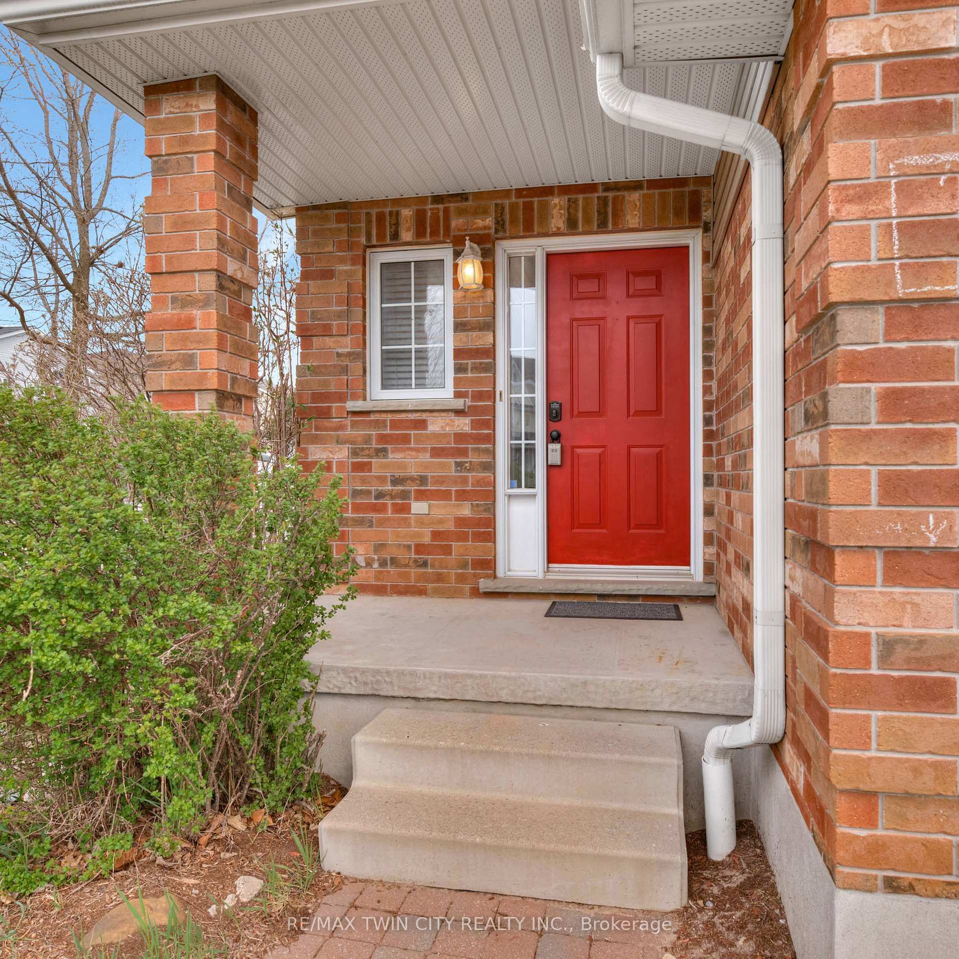 Photo 4 of 714A Columbia Forest Boulevard, Waterloo — HOMEH