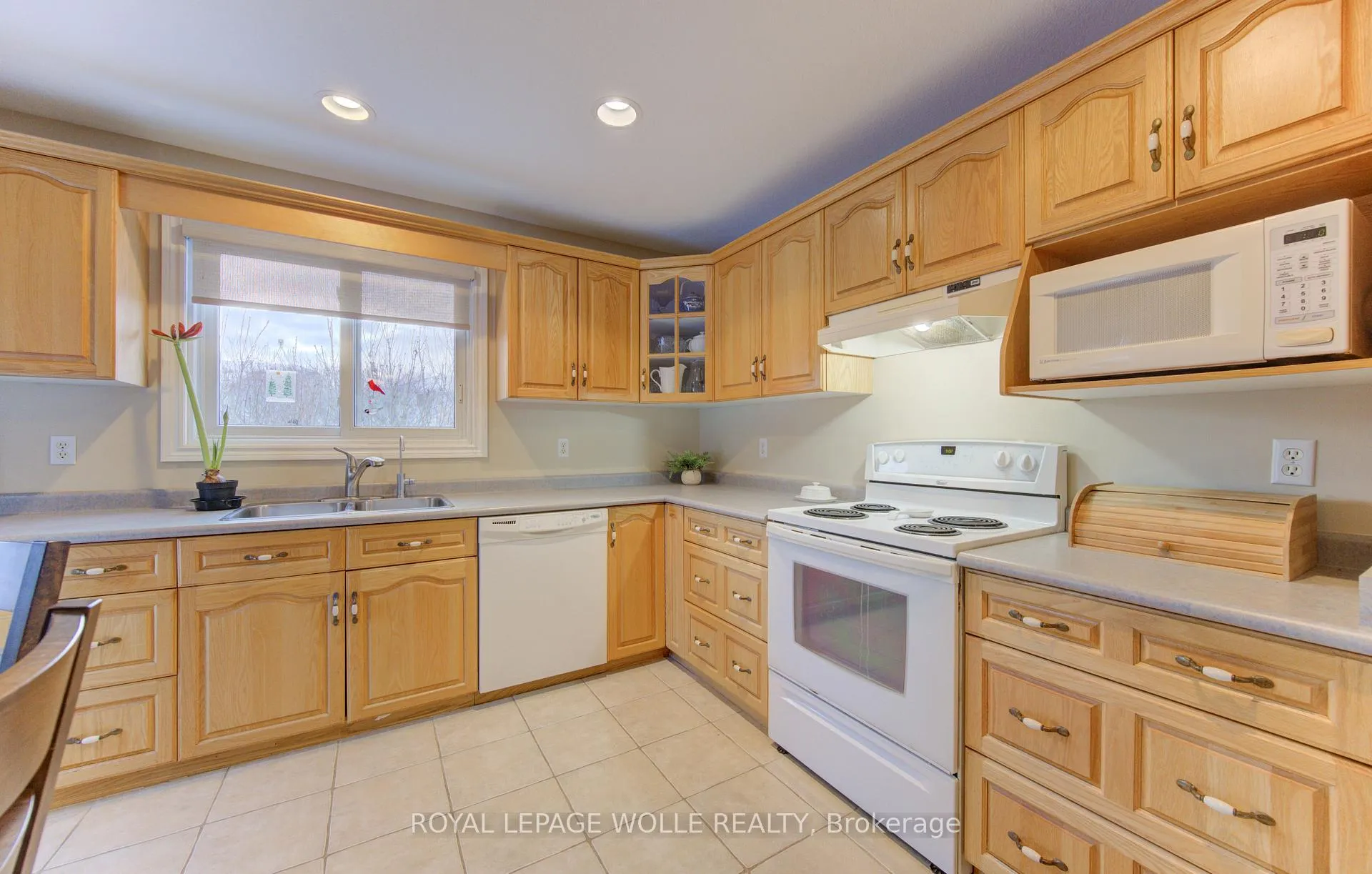 Photo 16 of 505 Sandbanks Crescent, Waterloo — HOMEH