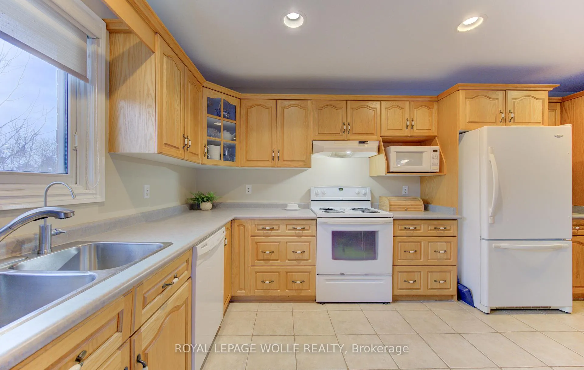 Photo 18 of 505 Sandbanks Crescent, Waterloo — HOMEH