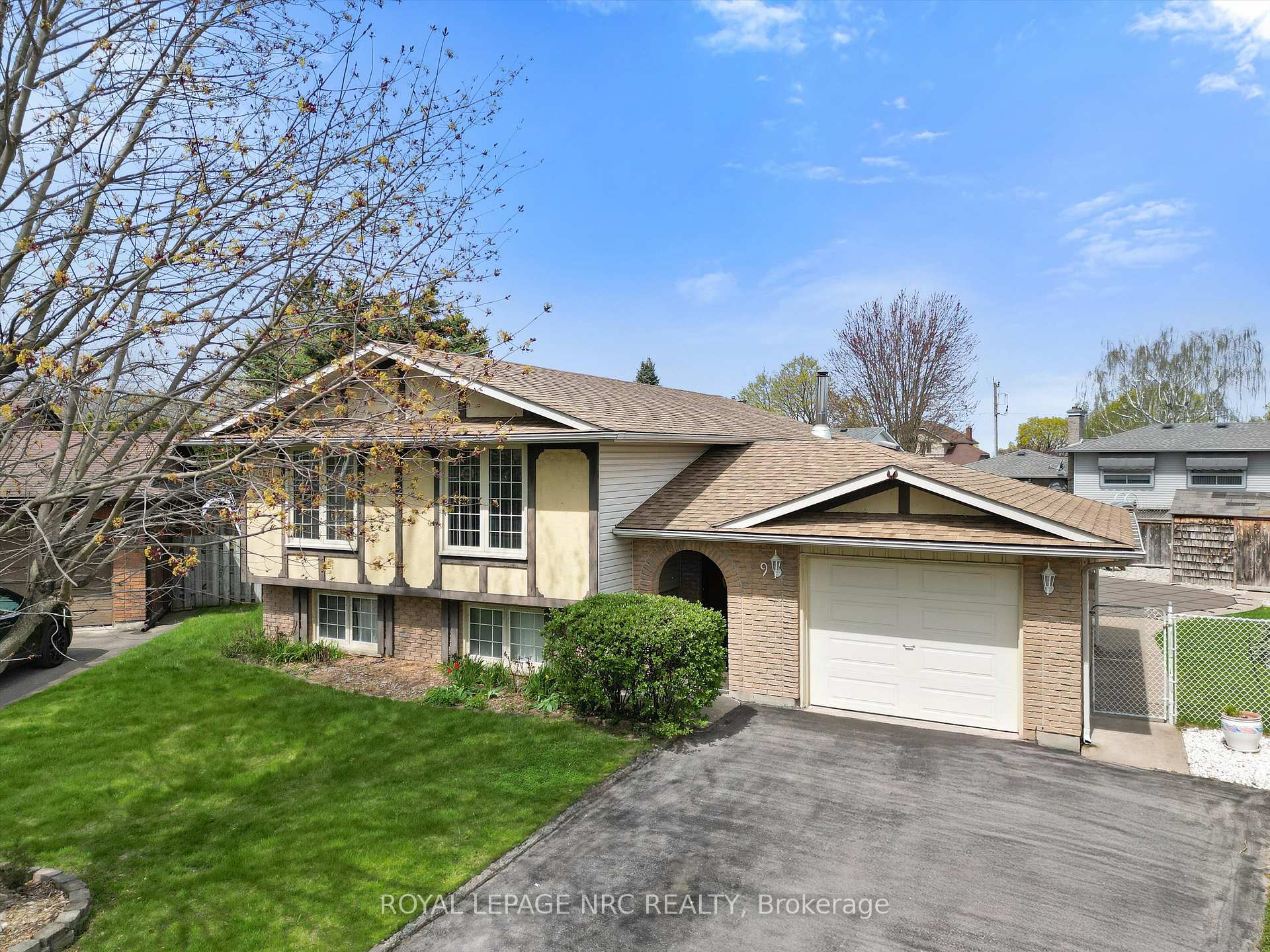 Photo 2 of 9 Pebble Beach Court, St. Catharines, Lakeshore — HOMEH