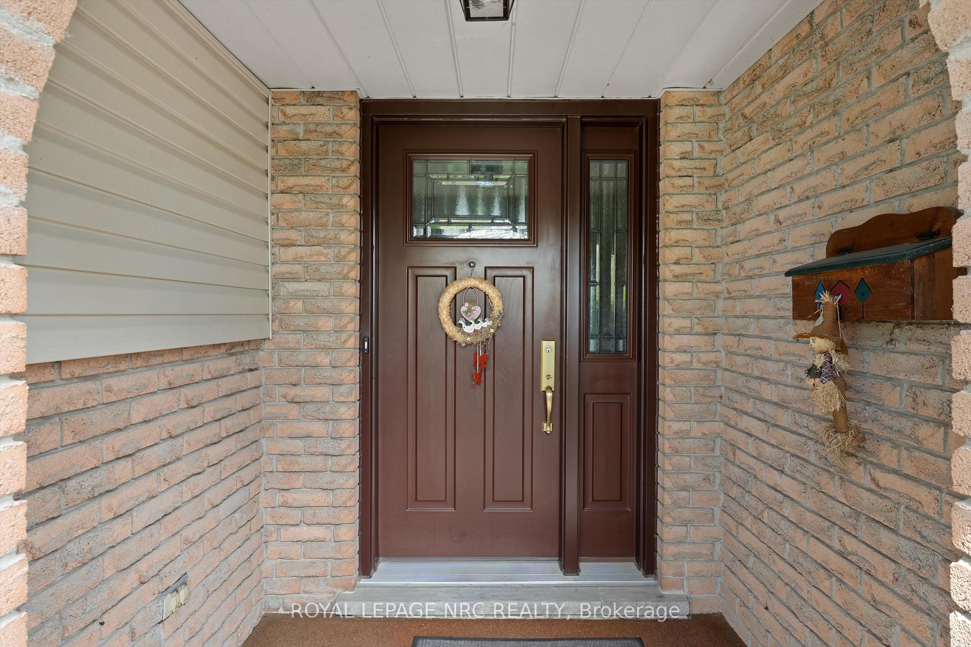 Photo 3 of 9 Pebble Beach Court, St. Catharines, Lakeshore — HOMEH