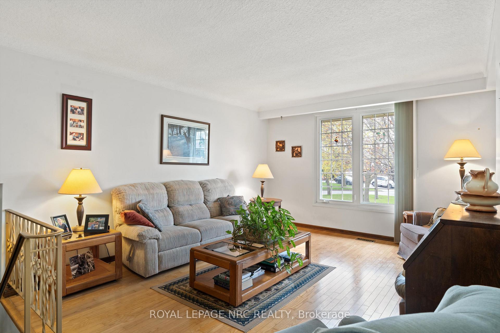 Photo 5 of 9 Pebble Beach Court, St. Catharines, Lakeshore — HOMEH