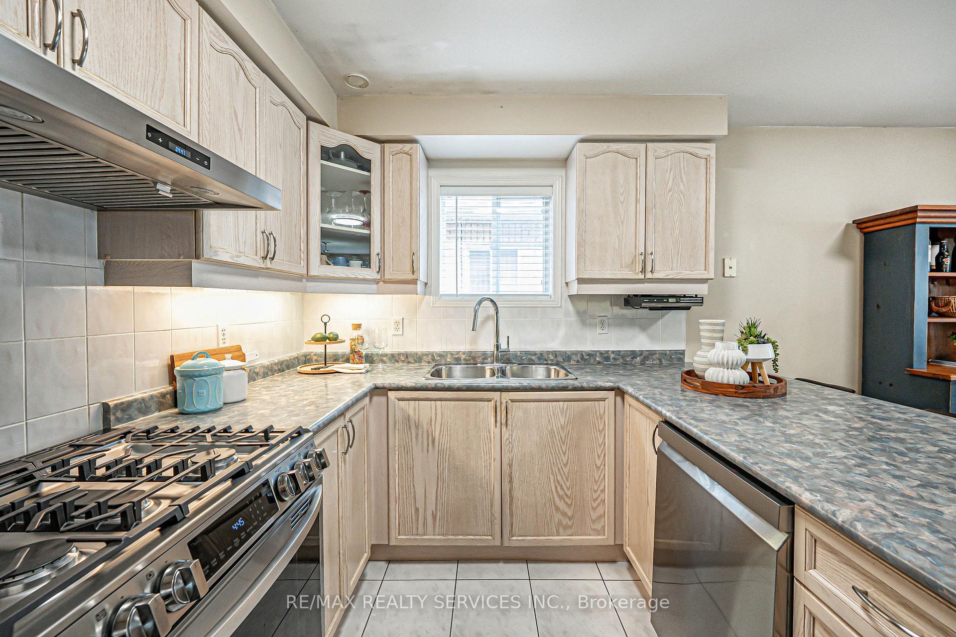 Photo 18 of 196 Van Scott Drive, Brampton, Northwest Sandalwood Parkway — HOMEH