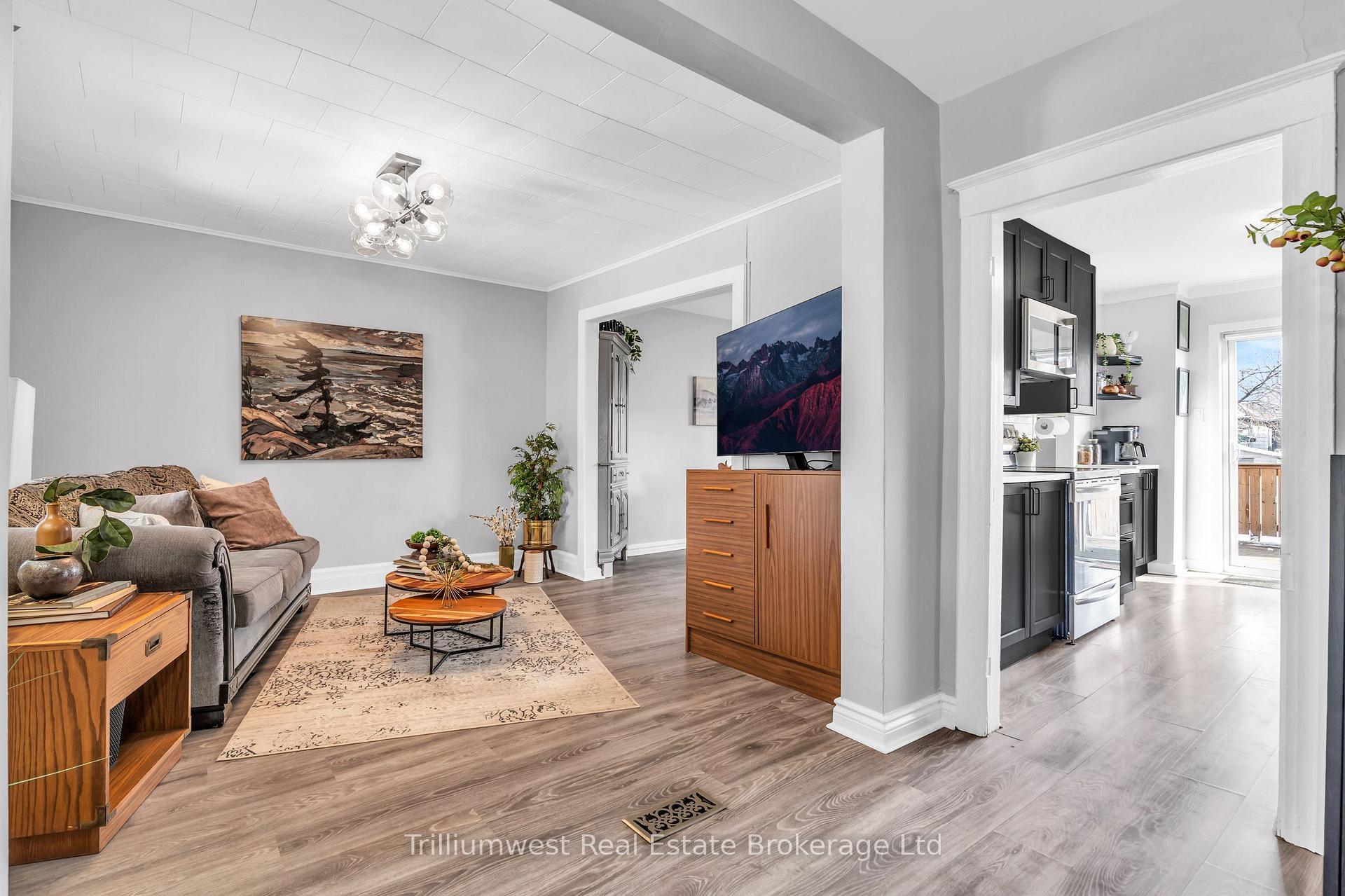 Photo 6 of 368 Avondale Street, Hamilton, Crown Point — HOMEH