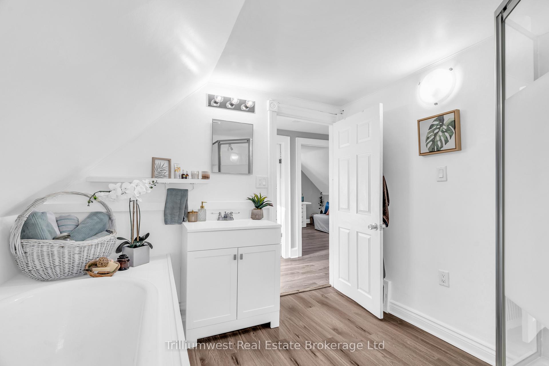 Photo 19 of 368 Avondale Street, Hamilton, Crown Point — HOMEH
