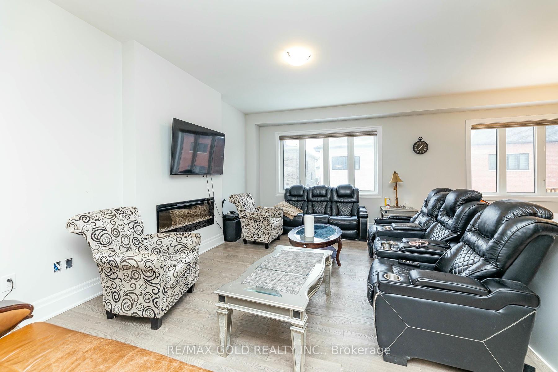 Photo 34 of 33 Keyworth Crescent, Brampton, Sandringham-Wellington North — HOMEH