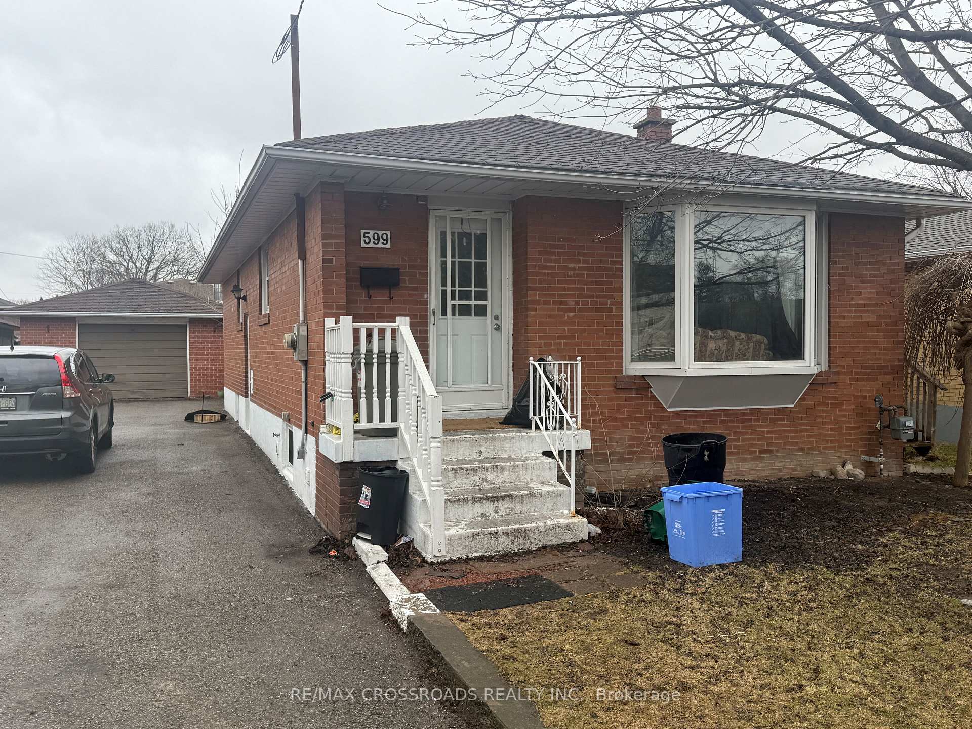 Front of 599 Farewell Street