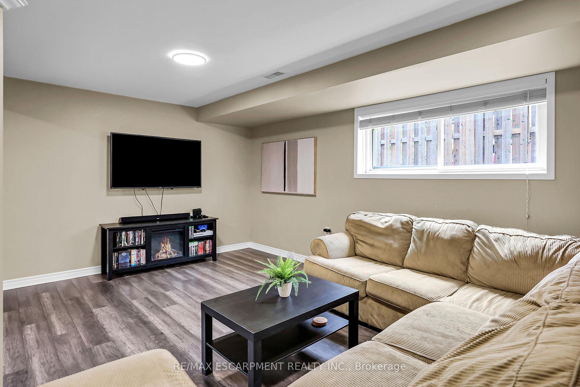 Photo 2 of 12 McNicholl Circle, St. Catharines, Fairview — HOMEH