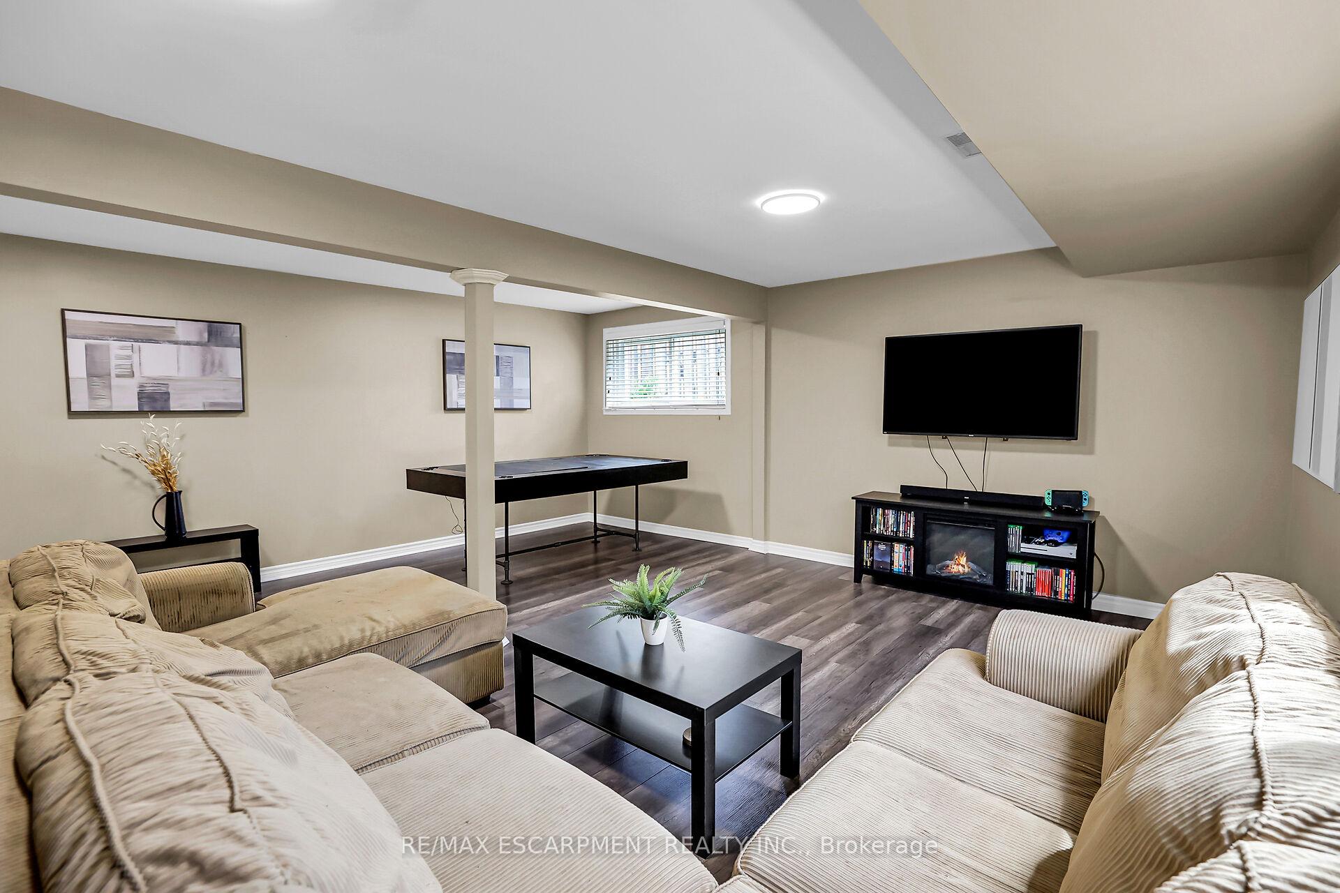 Photo 3 of 12 McNicholl Circle, St. Catharines, Fairview — HOMEH