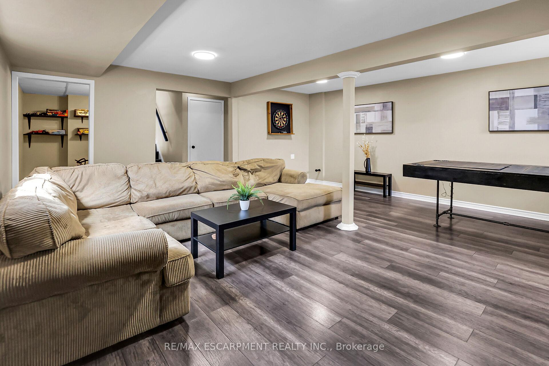 Photo 4 of 12 McNicholl Circle, St. Catharines, Fairview — HOMEH