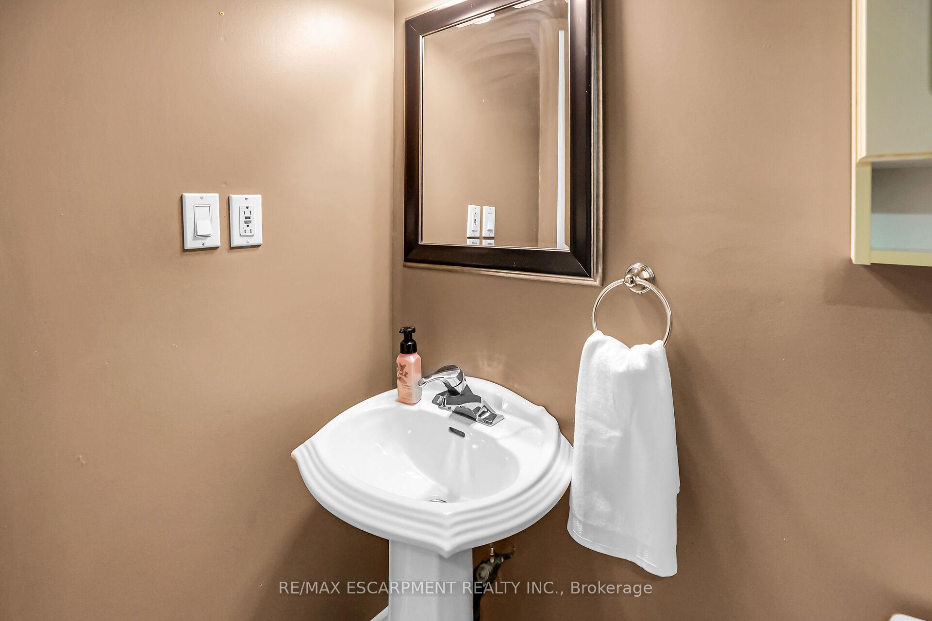 Photo 6 of 12 McNicholl Circle, St. Catharines, Fairview — HOMEH