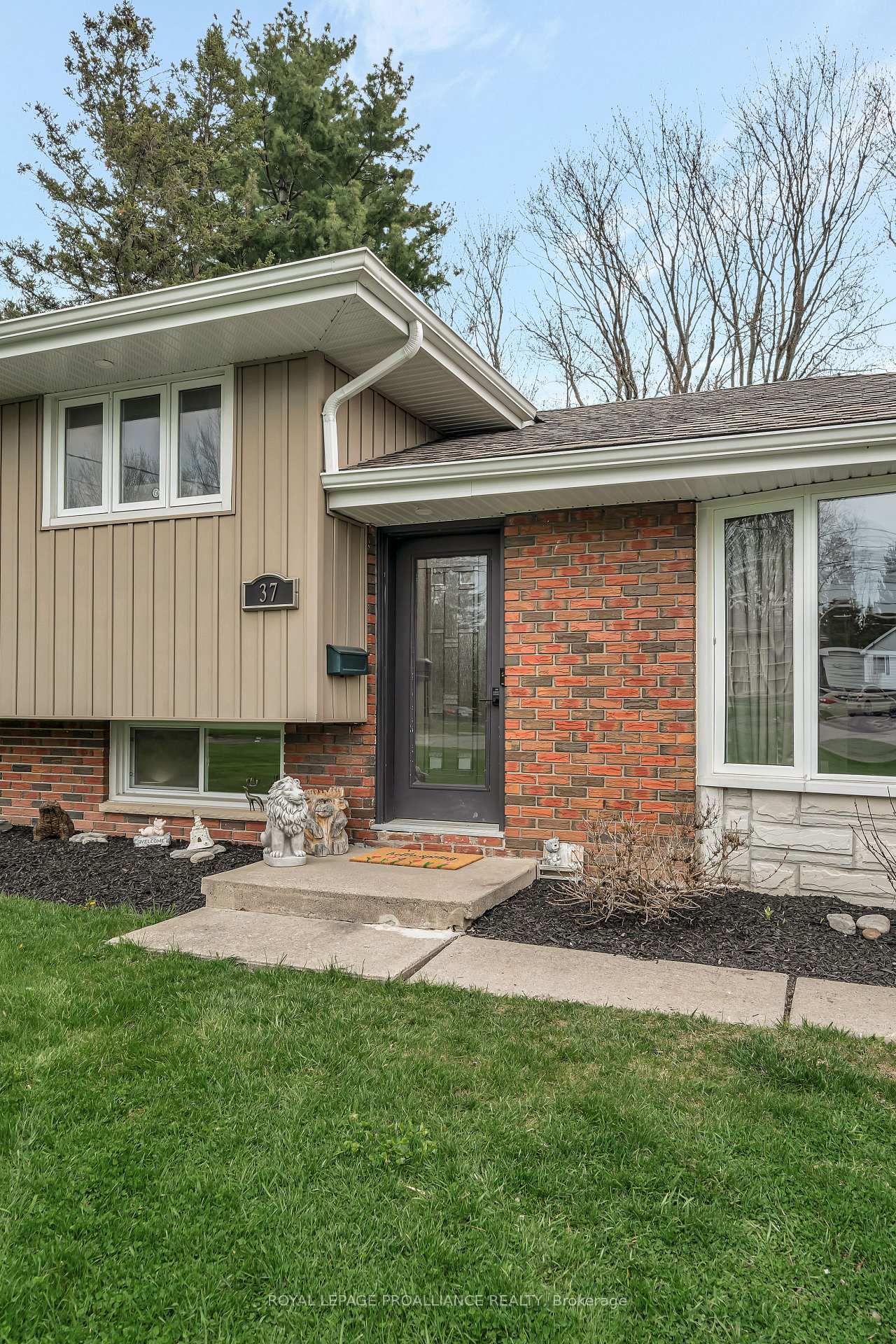 Photo 4 of 37 Applewood Drive, Belleville — HOMEH