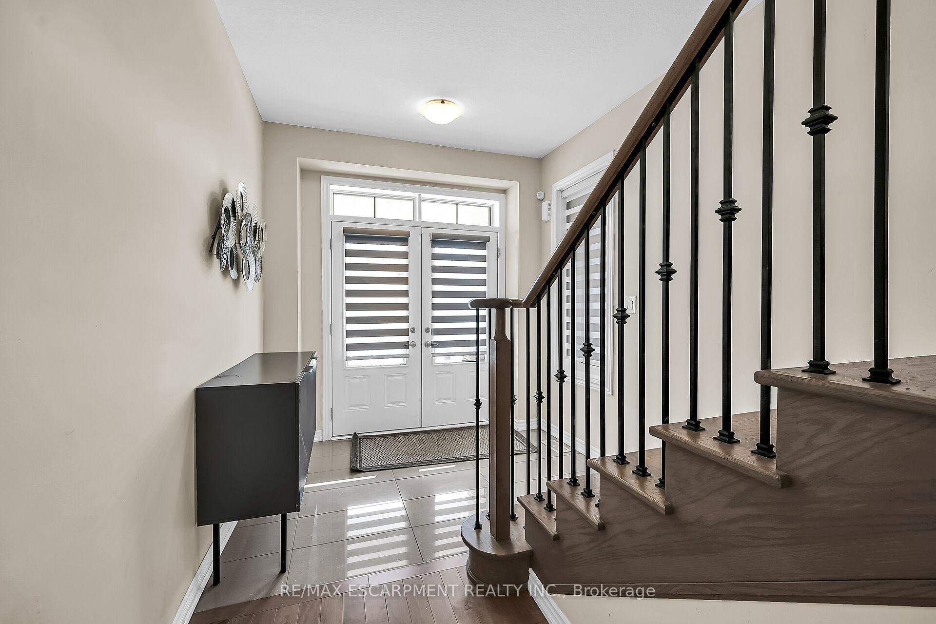 Photo 4 of 14 Oaktree Drive, Haldimand — HOMEH