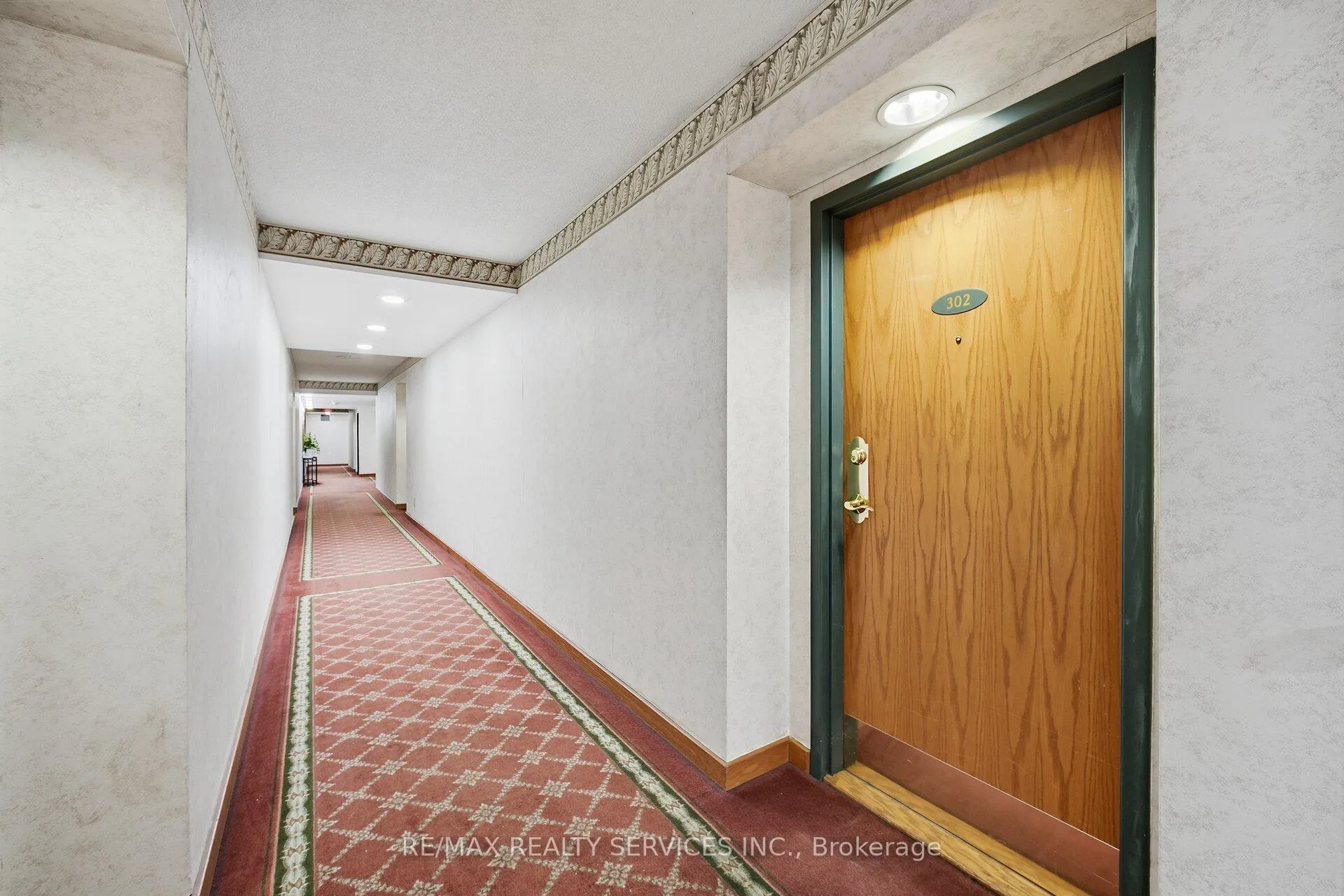 Photo 5 of Unit 302, 320 Mill Street S, Brampton, Brampton South — HOMEH