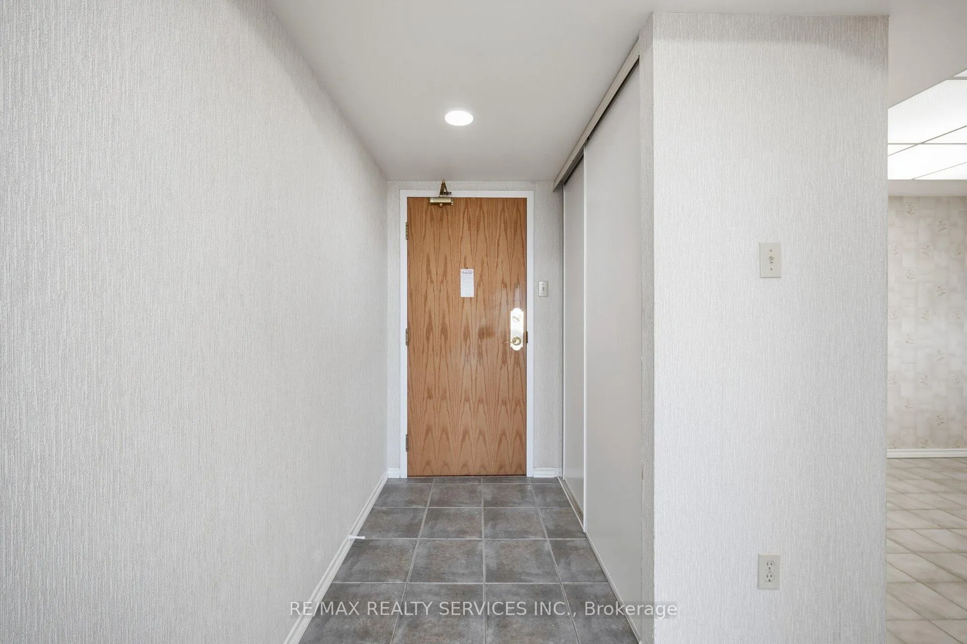 Photo 6 of Unit 302, 320 Mill Street S, Brampton, Brampton South — HOMEH