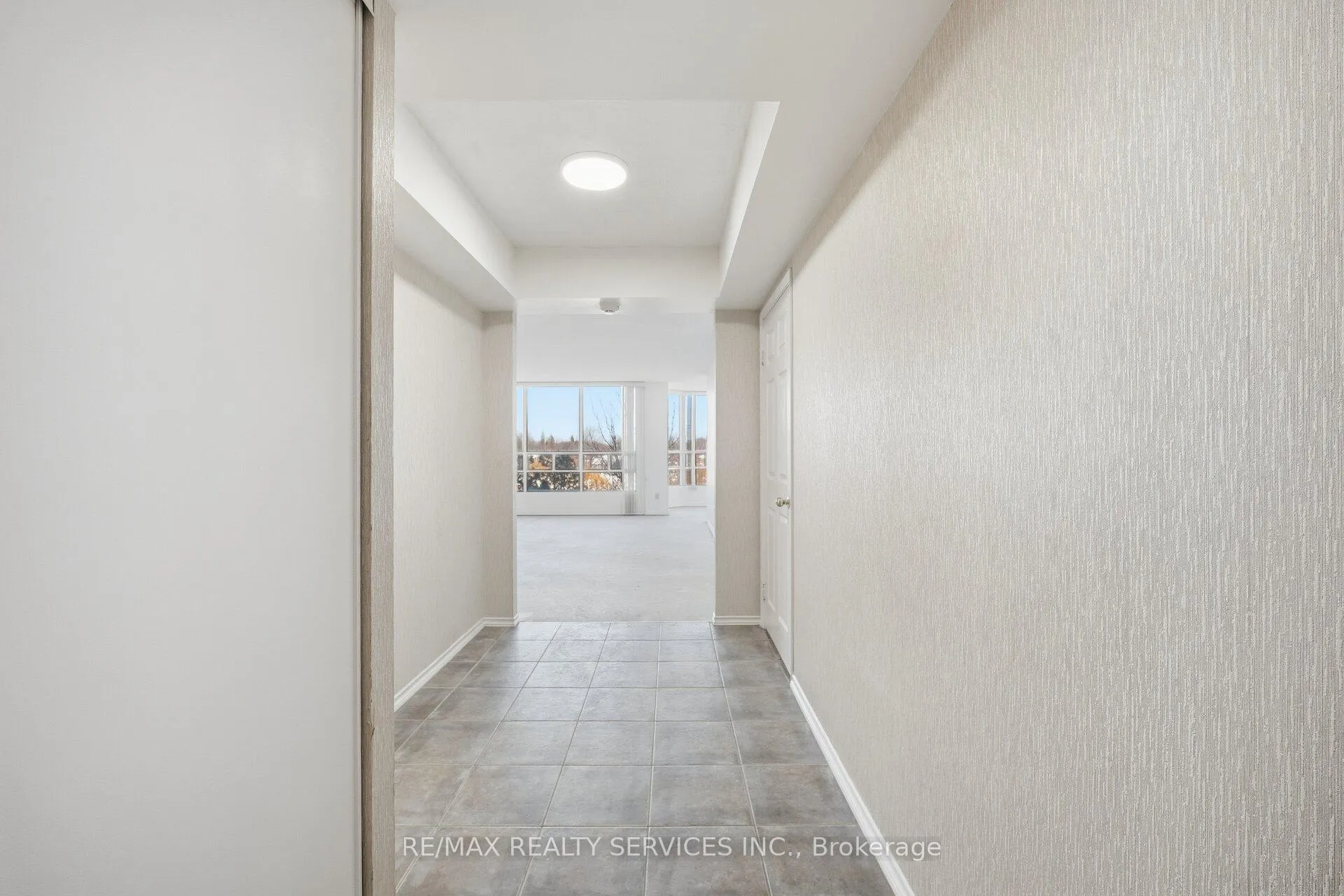 Photo 7 of Unit 302, 320 Mill Street S, Brampton, Brampton South — HOMEH
