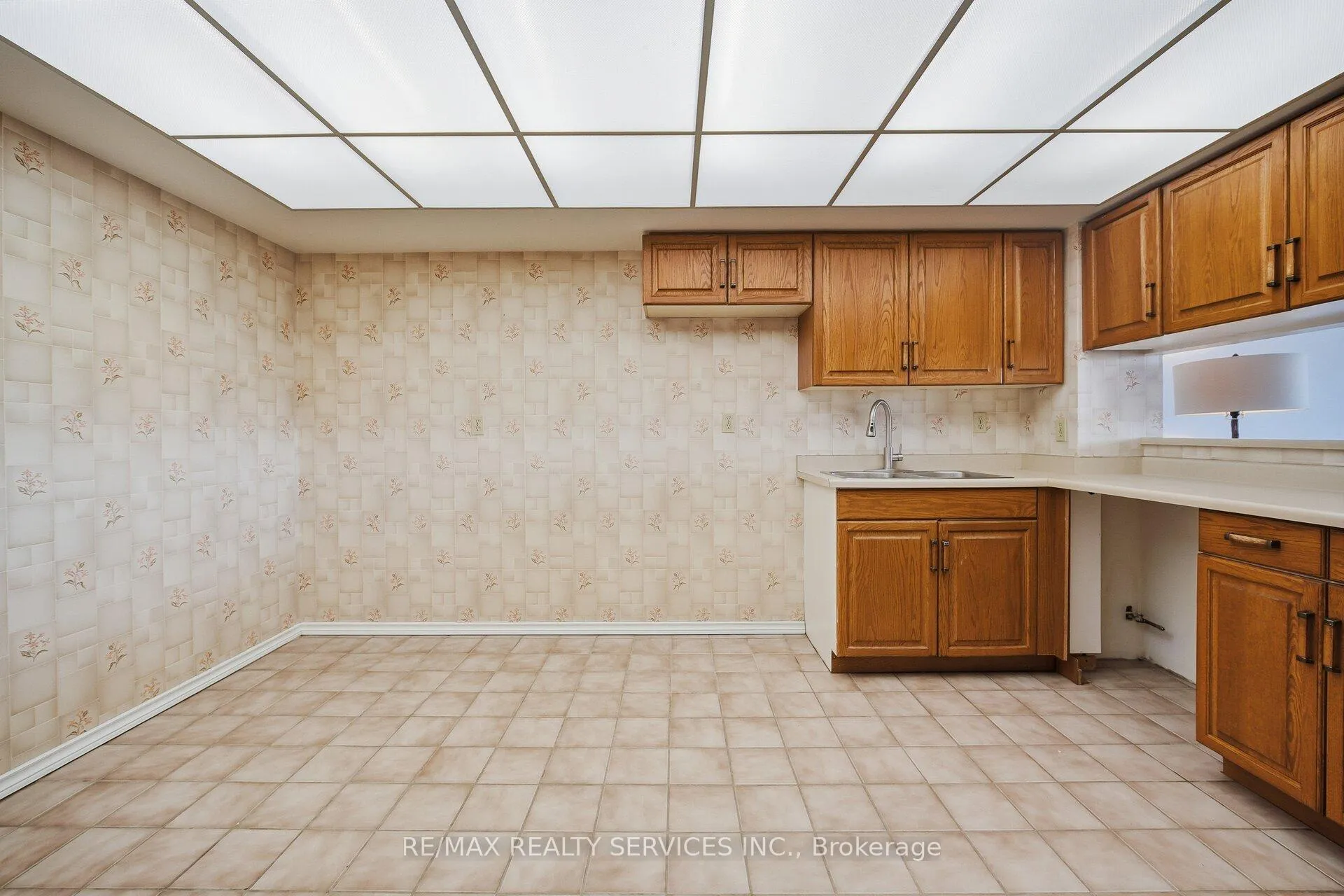 Photo 8 of Unit 302, 320 Mill Street S, Brampton, Brampton South — HOMEH