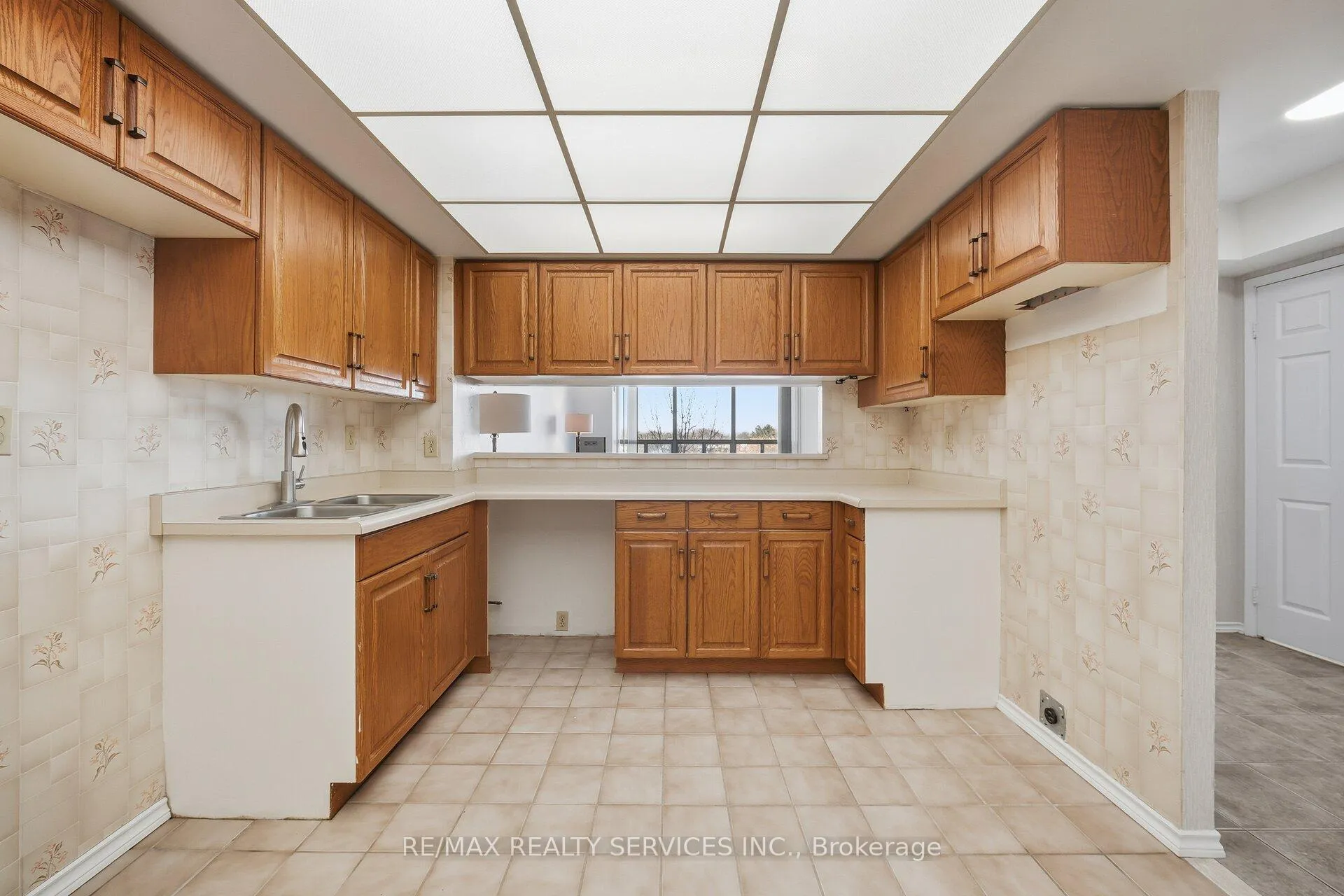 Photo 9 of Unit 302, 320 Mill Street S, Brampton, Brampton South — HOMEH