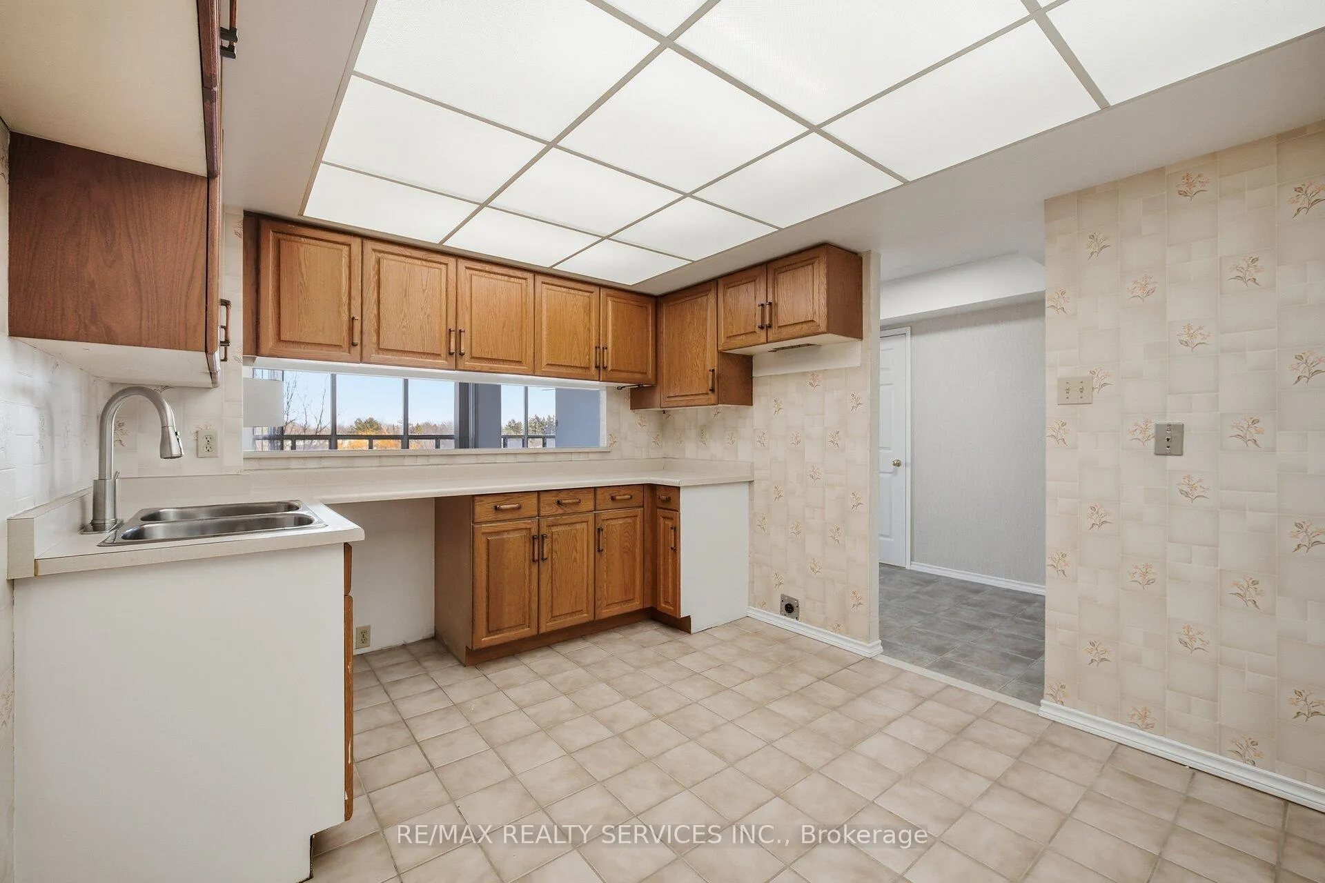 Photo 10 of Unit 302, 320 Mill Street S, Brampton, Brampton South — HOMEH