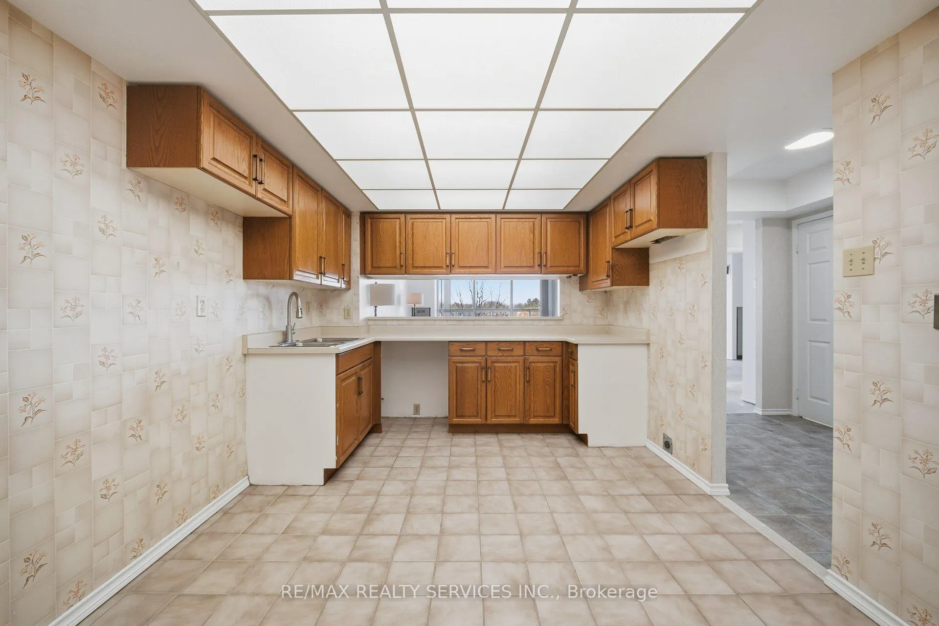 Photo 12 of Unit 302, 320 Mill Street S, Brampton, Brampton South — HOMEH