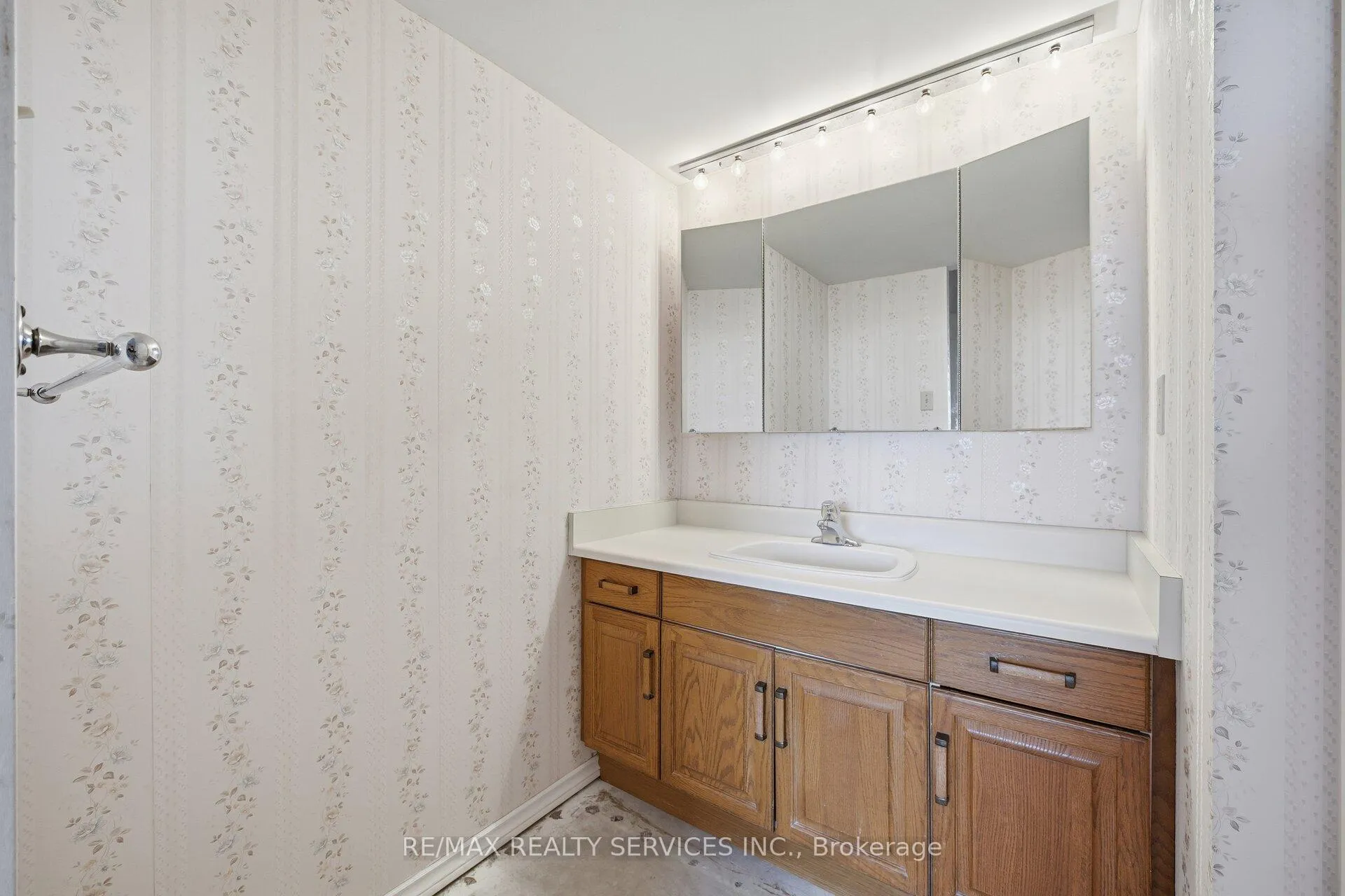 Photo 24 of Unit 302, 320 Mill Street S, Brampton, Brampton South — HOMEH