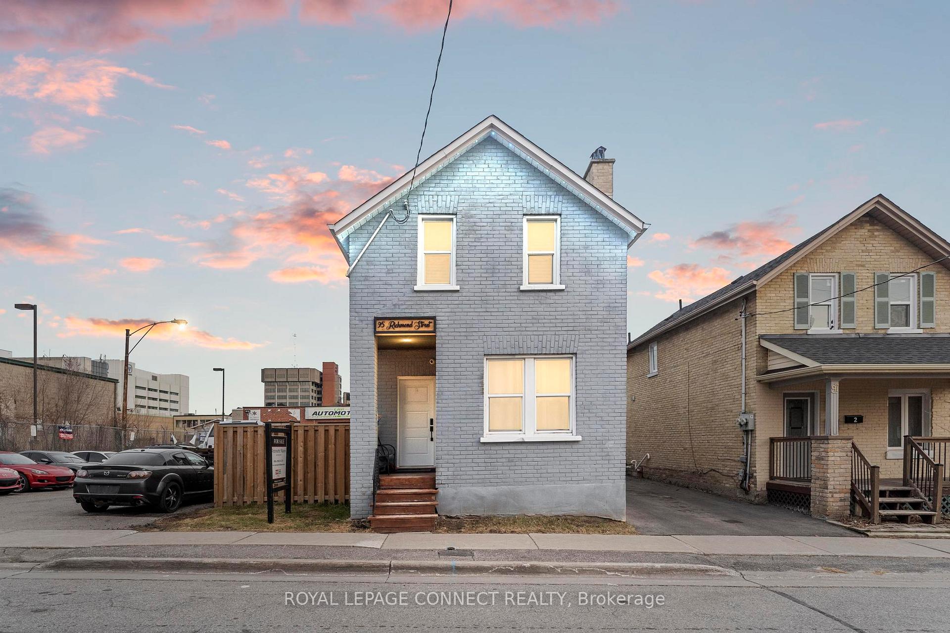Front of 95 Richmond Street W