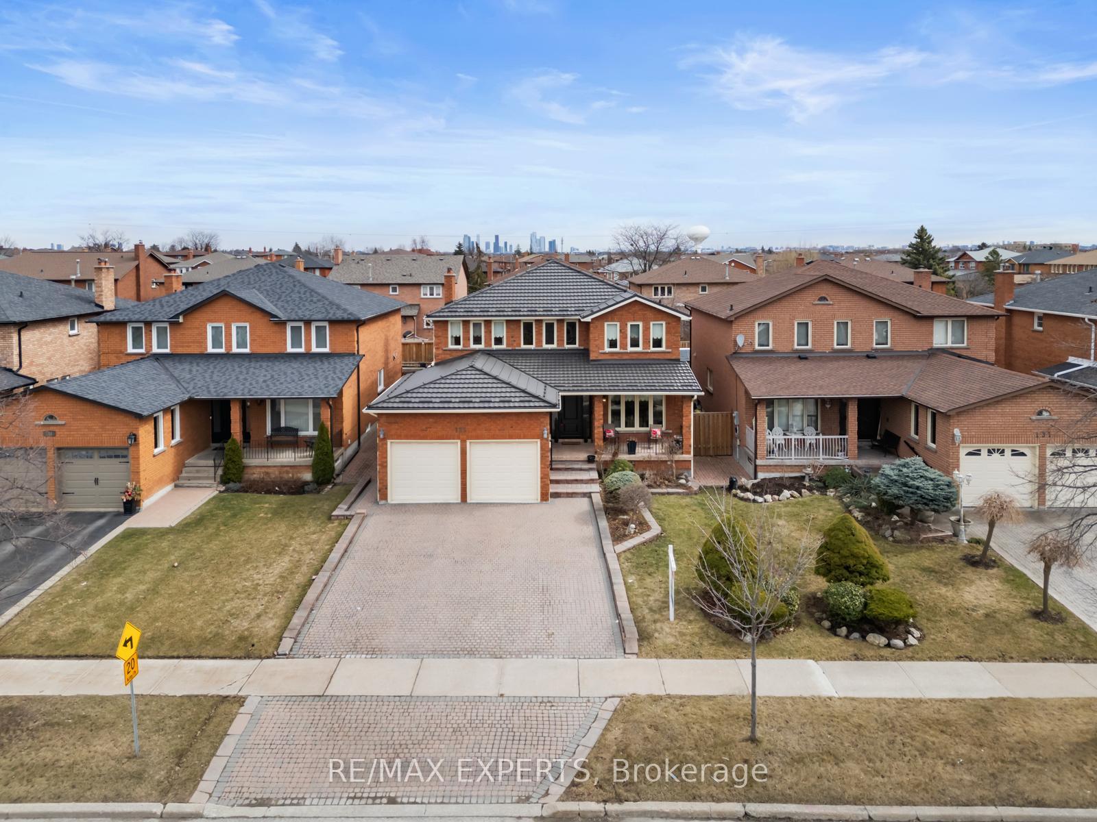 Photo 2 of 135 Coronation Street, Vaughan, West Woodbridge — HOMEH