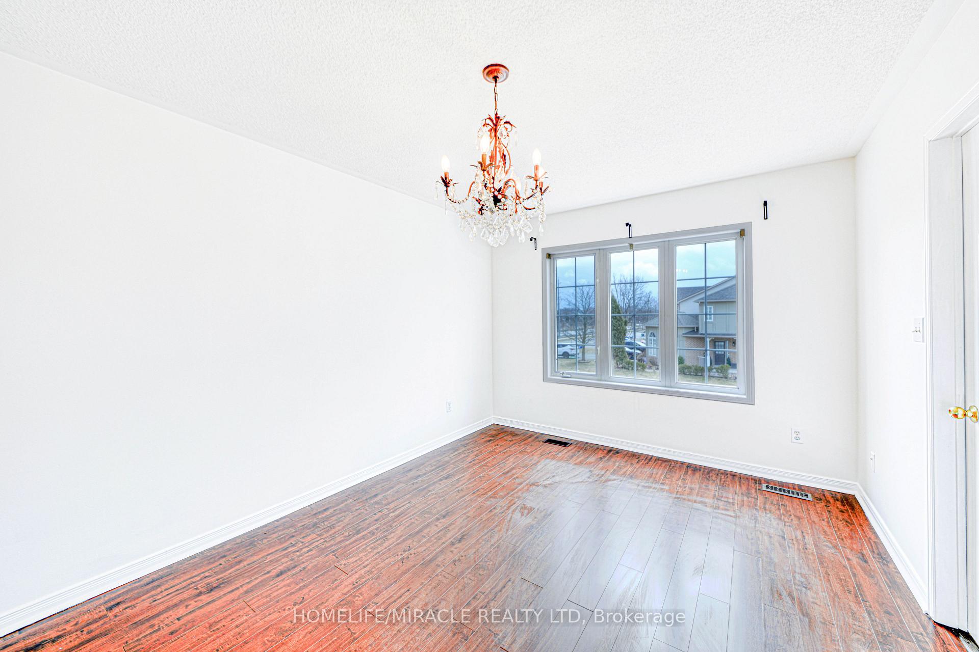 Photo 15 of 1564 Woodgate Trail, Oshawa, Samac — HOMEH