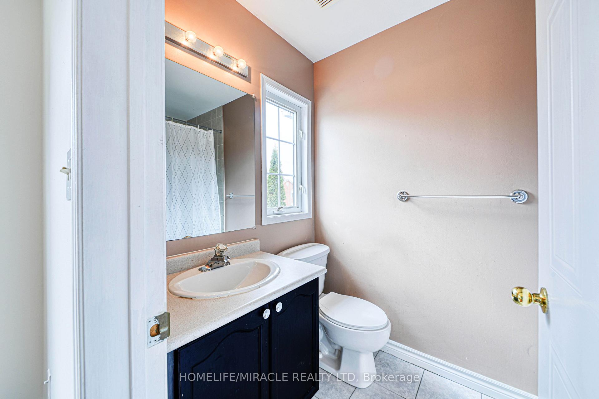 Photo 16 of 1564 Woodgate Trail, Oshawa, Samac — HOMEH
