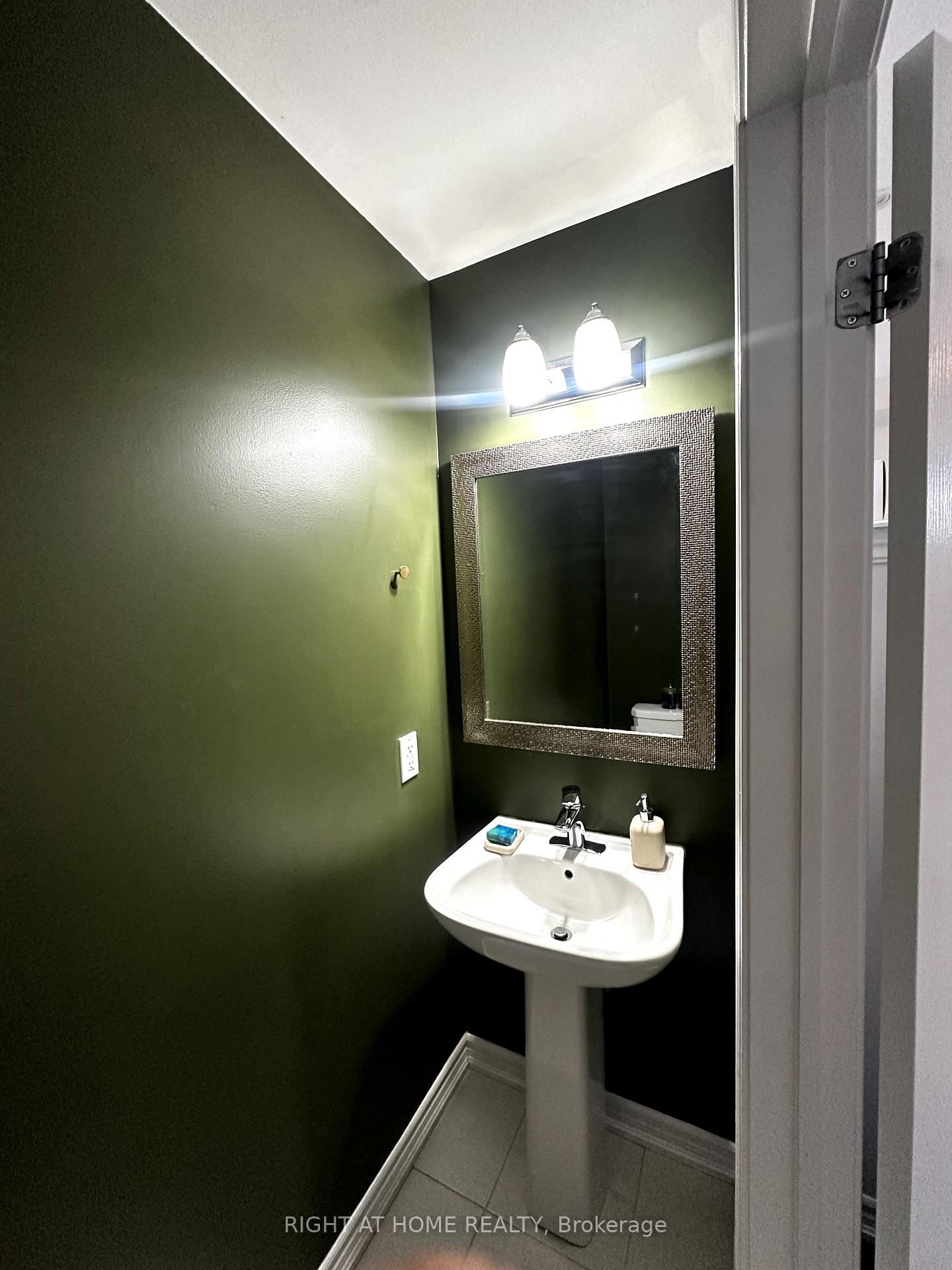 Photo 9 of 27 Nearco Crescent, Oshawa, Windfields — HOMEH