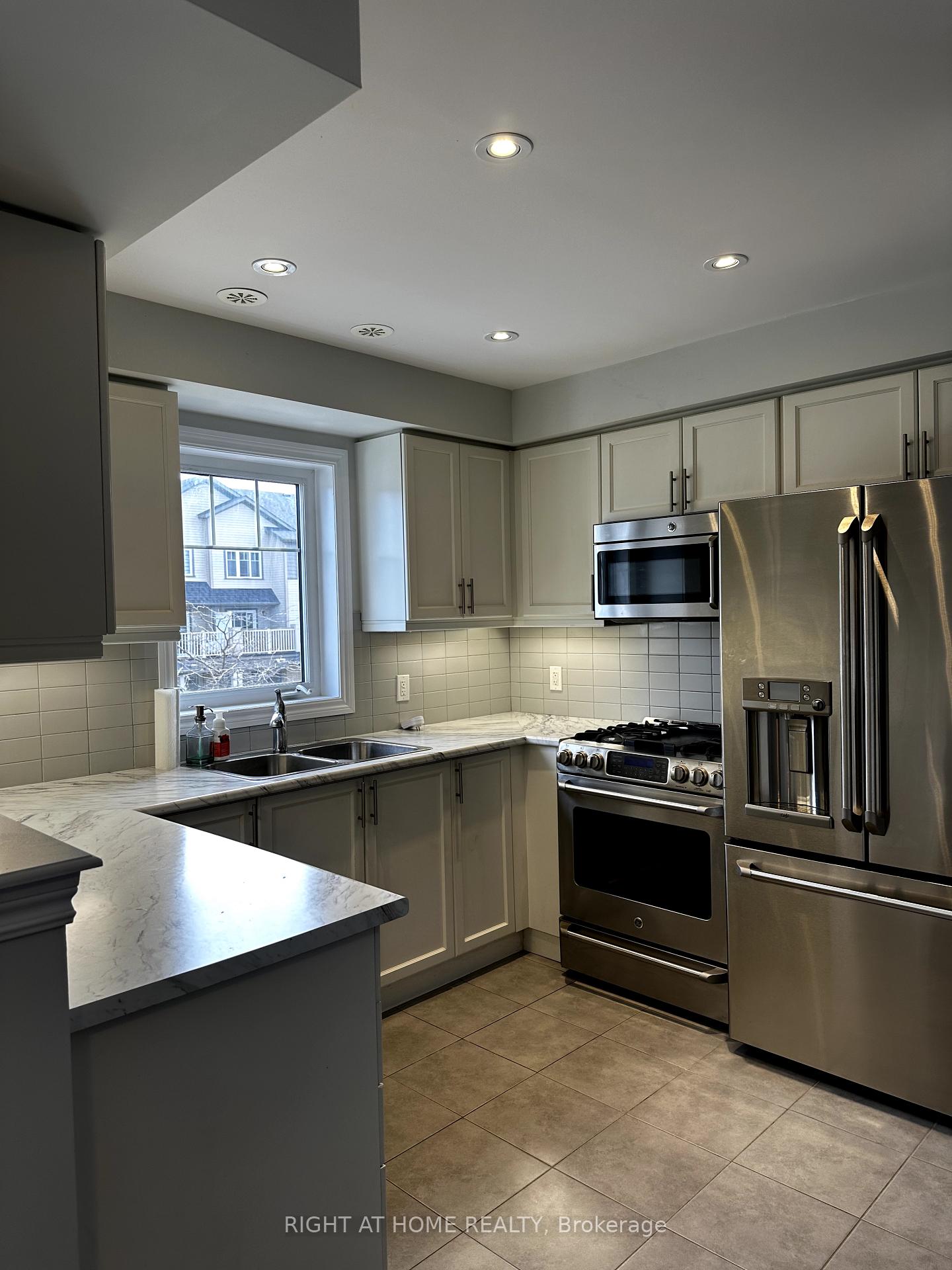 Photo 17 of 27 Nearco Crescent, Oshawa, Windfields — HOMEH