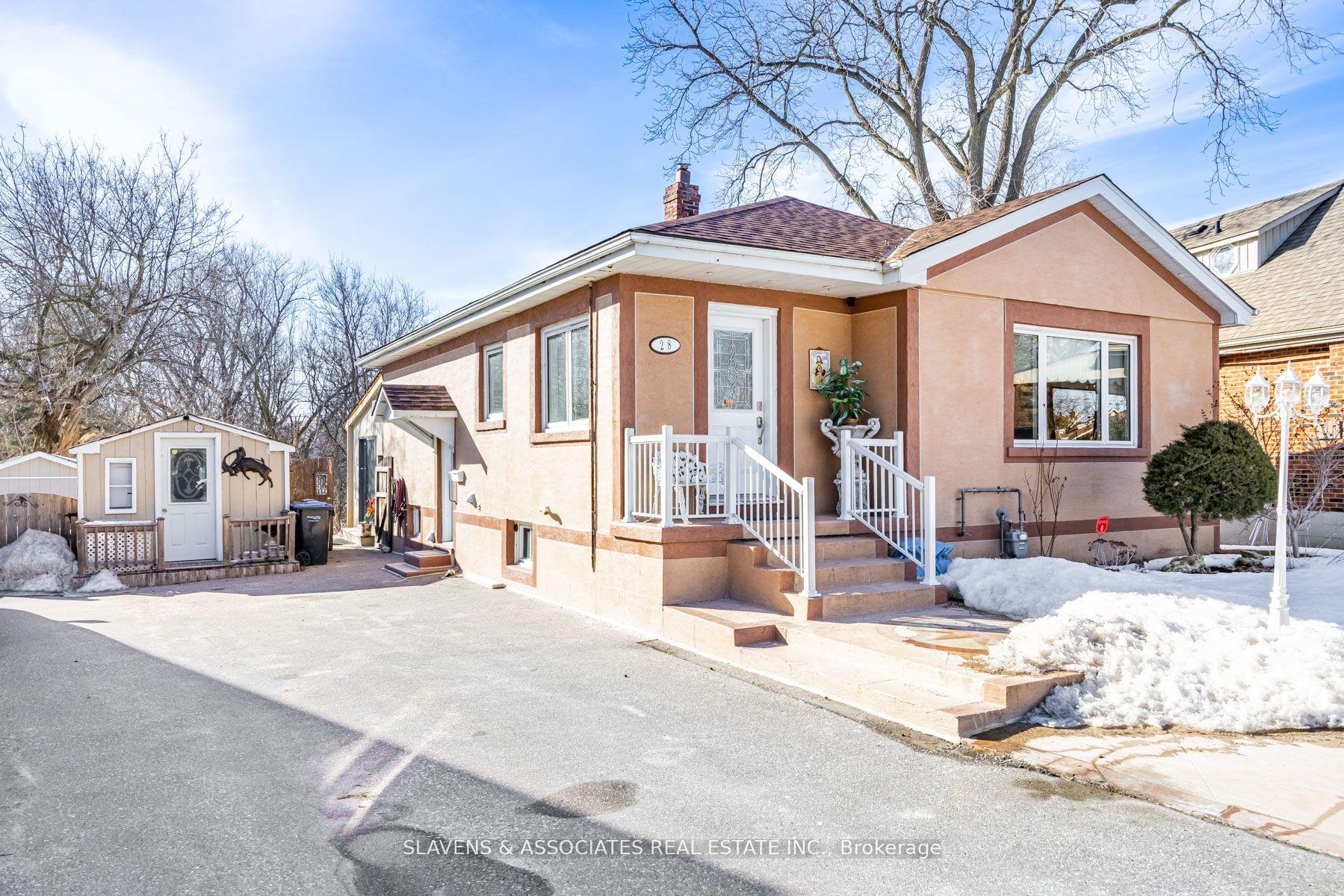 Photo 2 of 28 Mercer Drive, Brampton, Downtown Brampton — HOMEH