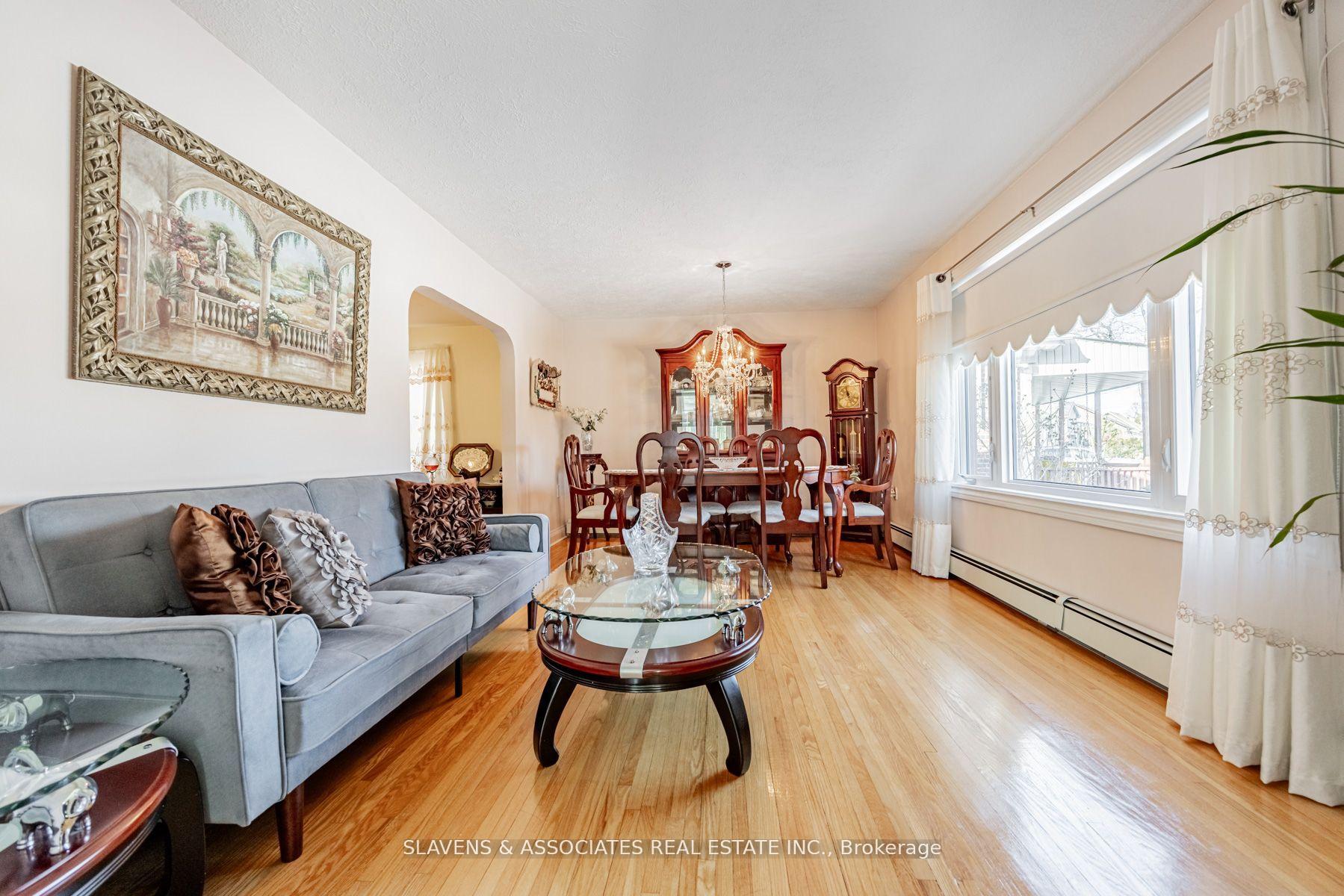 Photo 3 of 28 Mercer Drive, Brampton, Downtown Brampton — HOMEH