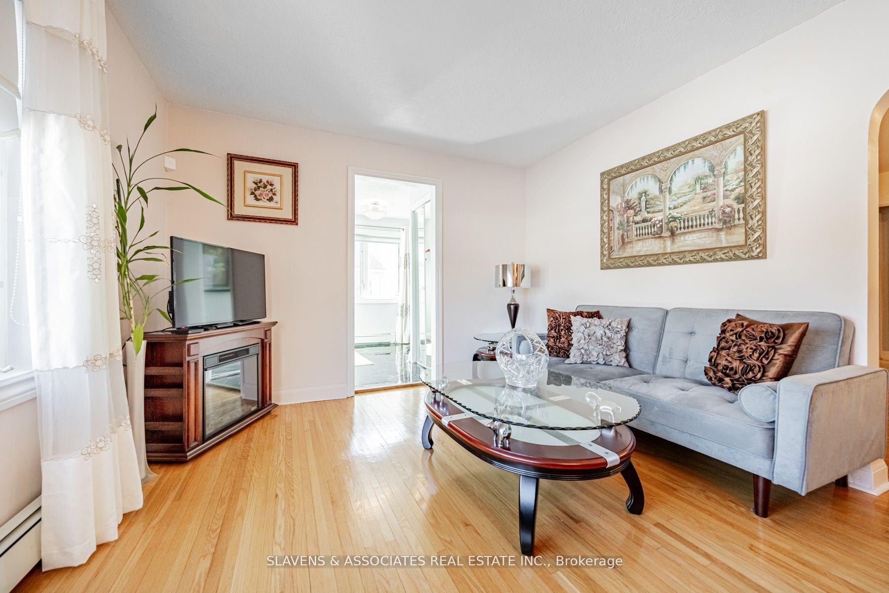 Photo 4 of 28 Mercer Drive, Brampton, Downtown Brampton — HOMEH