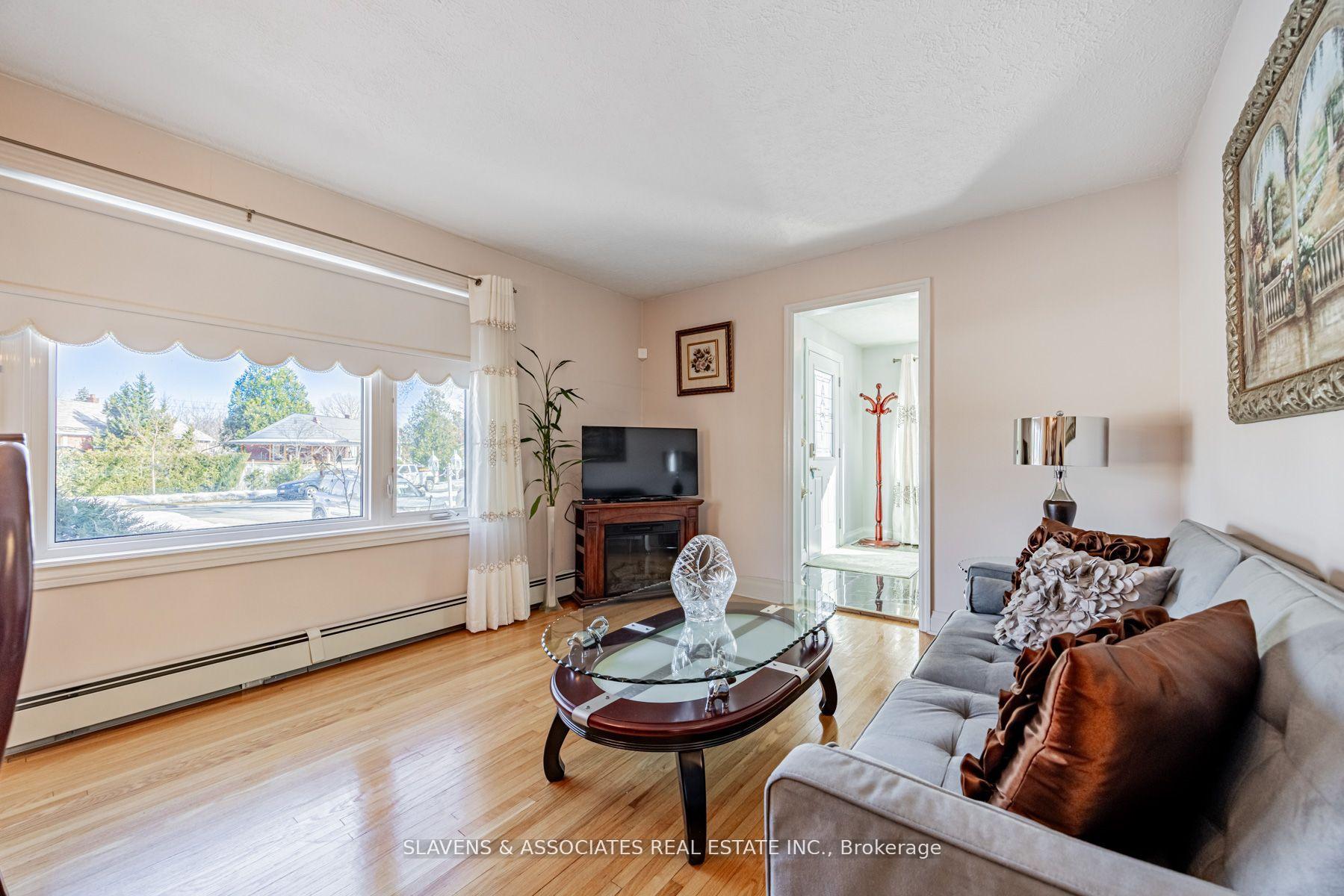 Photo 5 of 28 Mercer Drive, Brampton, Downtown Brampton — HOMEH