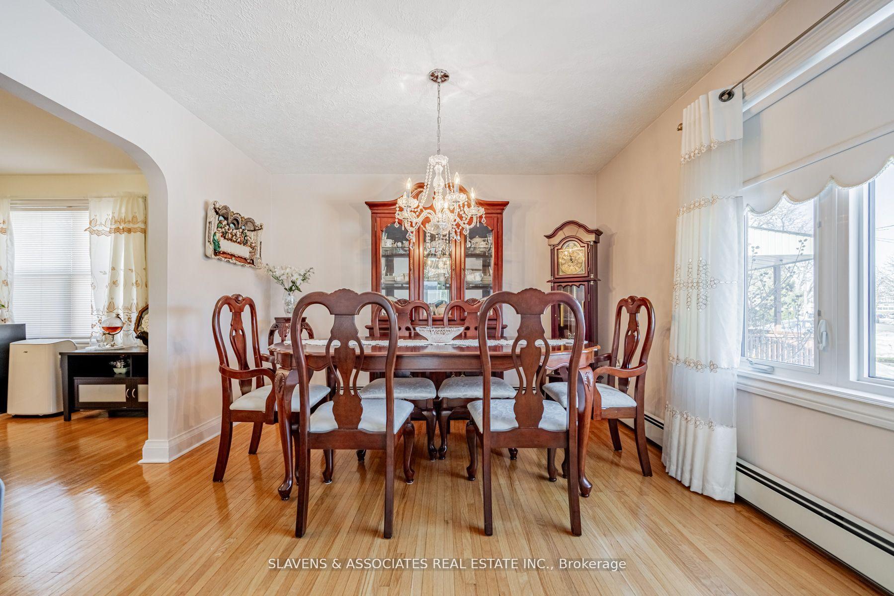 Photo 6 of 28 Mercer Drive, Brampton, Downtown Brampton — HOMEH