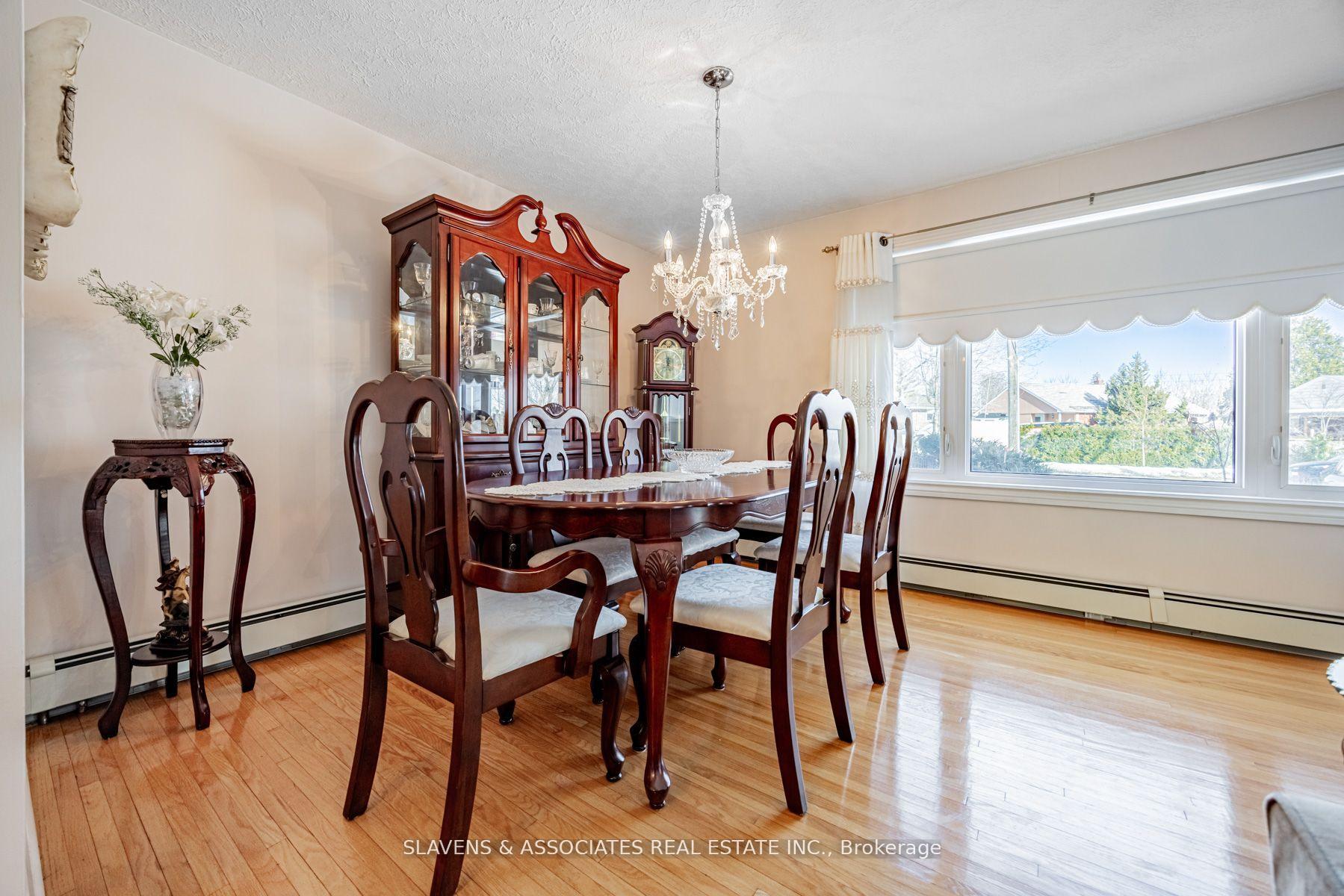 Photo 7 of 28 Mercer Drive, Brampton, Downtown Brampton — HOMEH