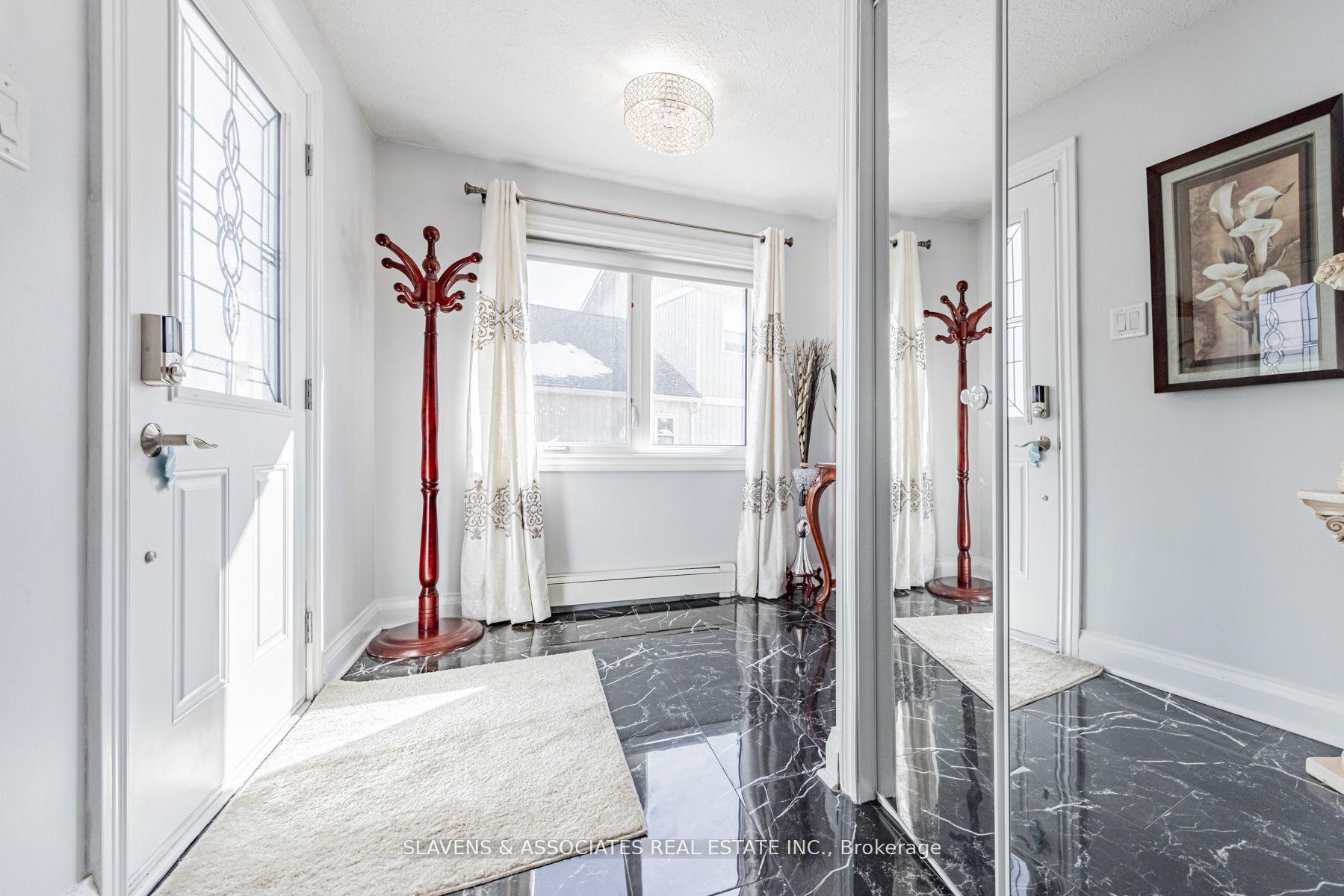 Photo 8 of 28 Mercer Drive, Brampton, Downtown Brampton — HOMEH