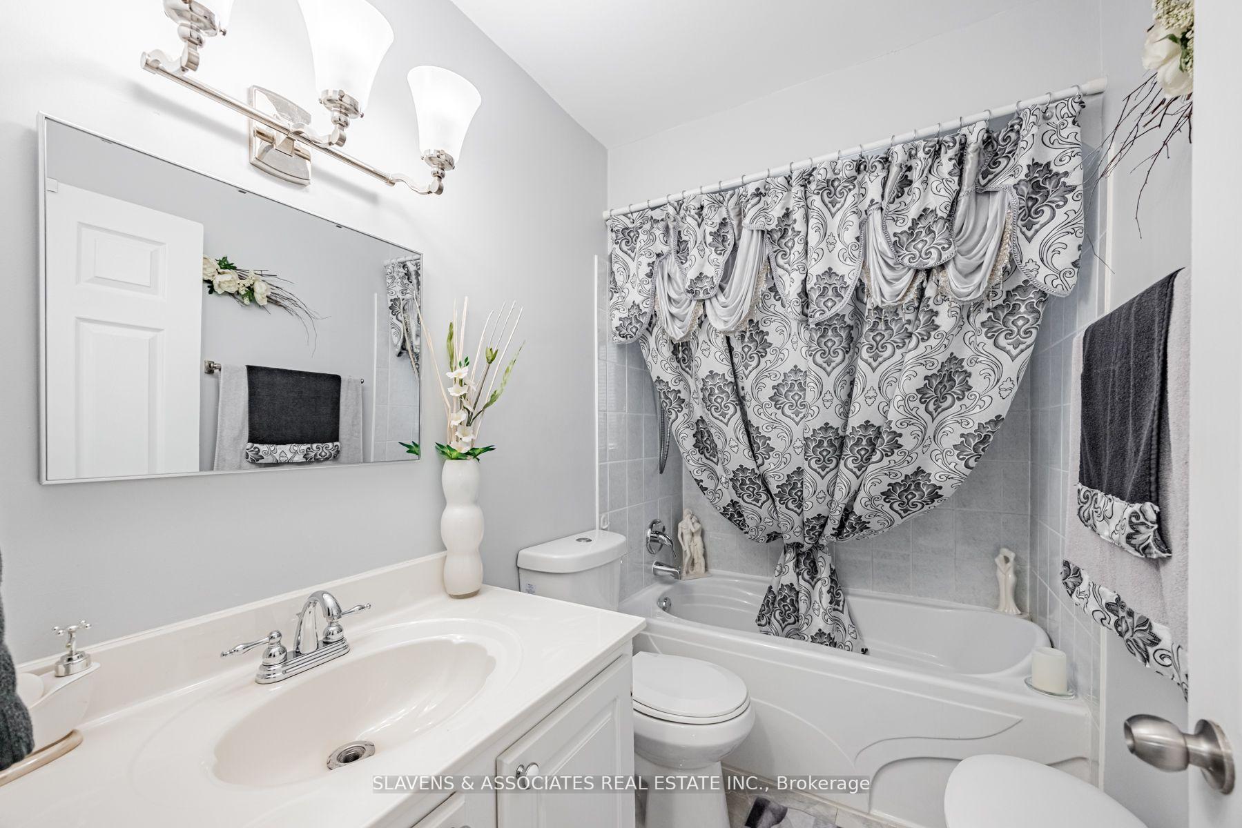 Photo 22 of 28 Mercer Drive, Brampton, Downtown Brampton — HOMEH