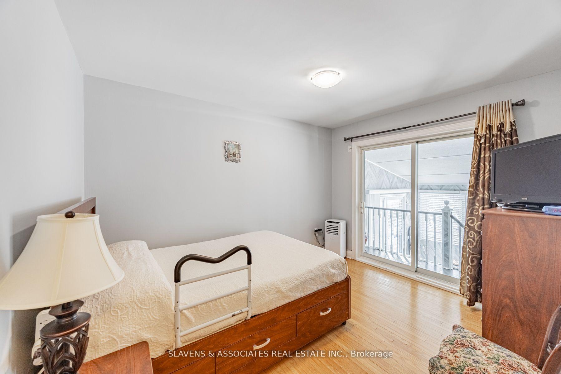 Photo 23 of 28 Mercer Drive, Brampton, Downtown Brampton — HOMEH