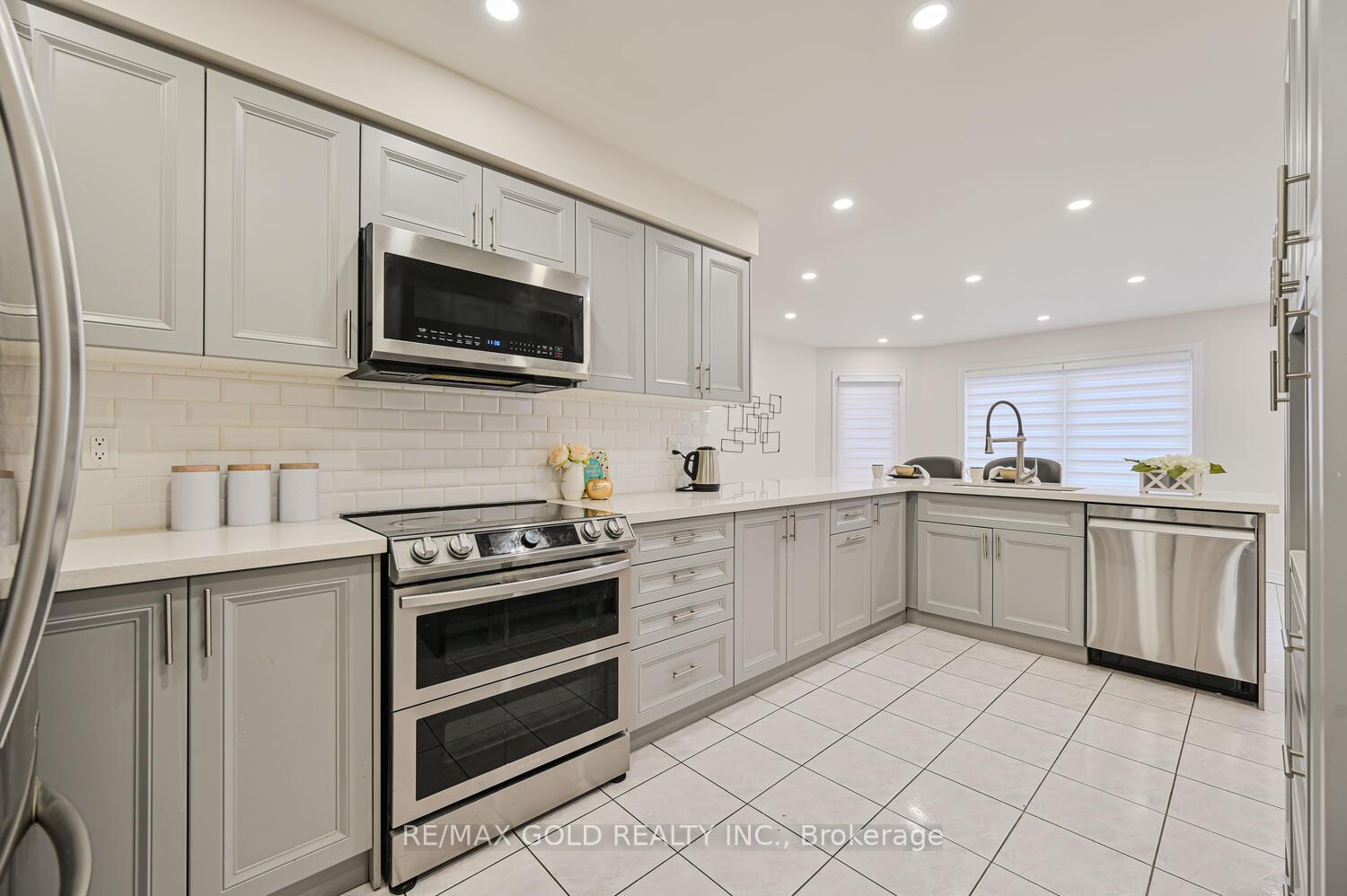Photo 2 of 30 Black Oak Drive, Brampton, Sandringham-Wellington — HOMEH