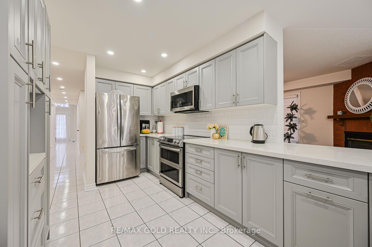 Photo 3 of 30 Black Oak Drive, Brampton, Sandringham-Wellington — HOMEH