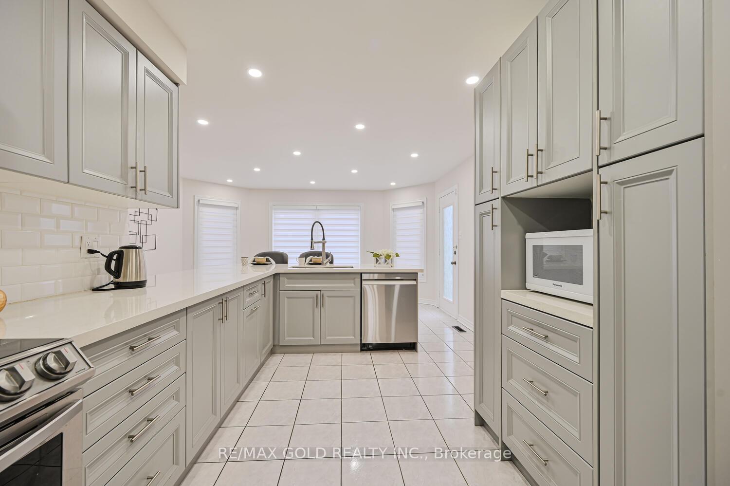 Photo 4 of 30 Black Oak Drive, Brampton, Sandringham-Wellington — HOMEH