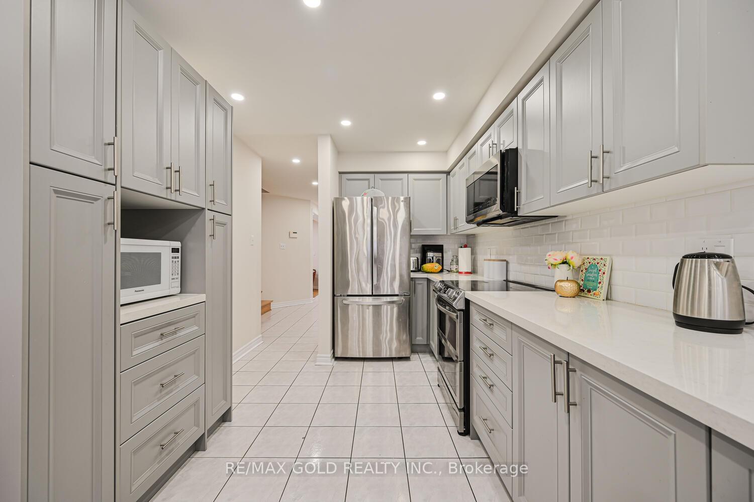 Photo 5 of 30 Black Oak Drive, Brampton, Sandringham-Wellington — HOMEH