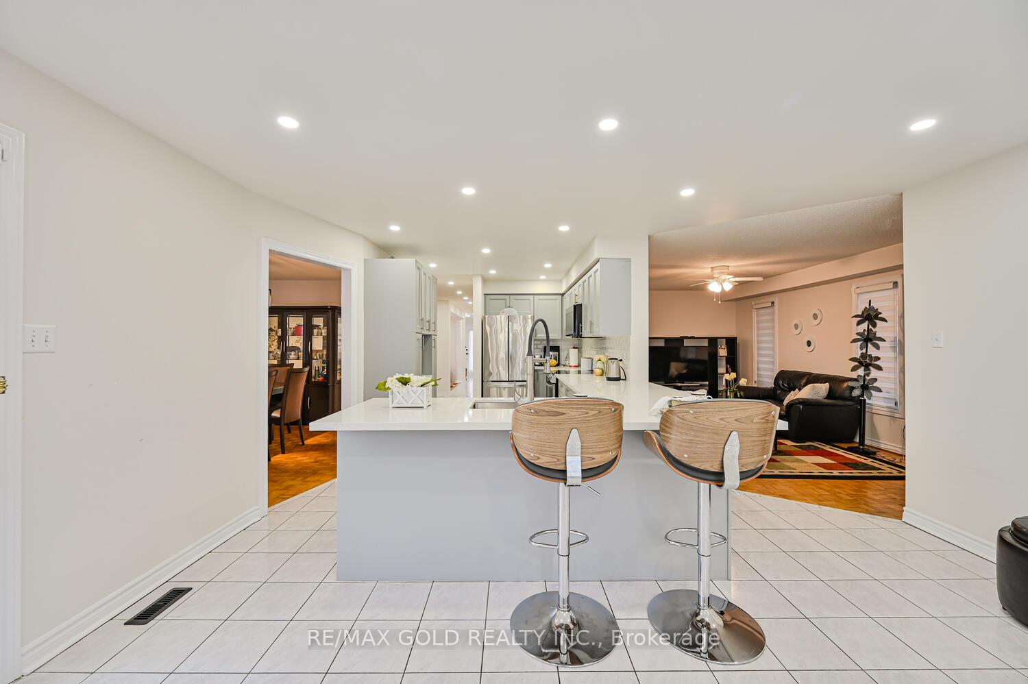 Photo 6 of 30 Black Oak Drive, Brampton, Sandringham-Wellington — HOMEH