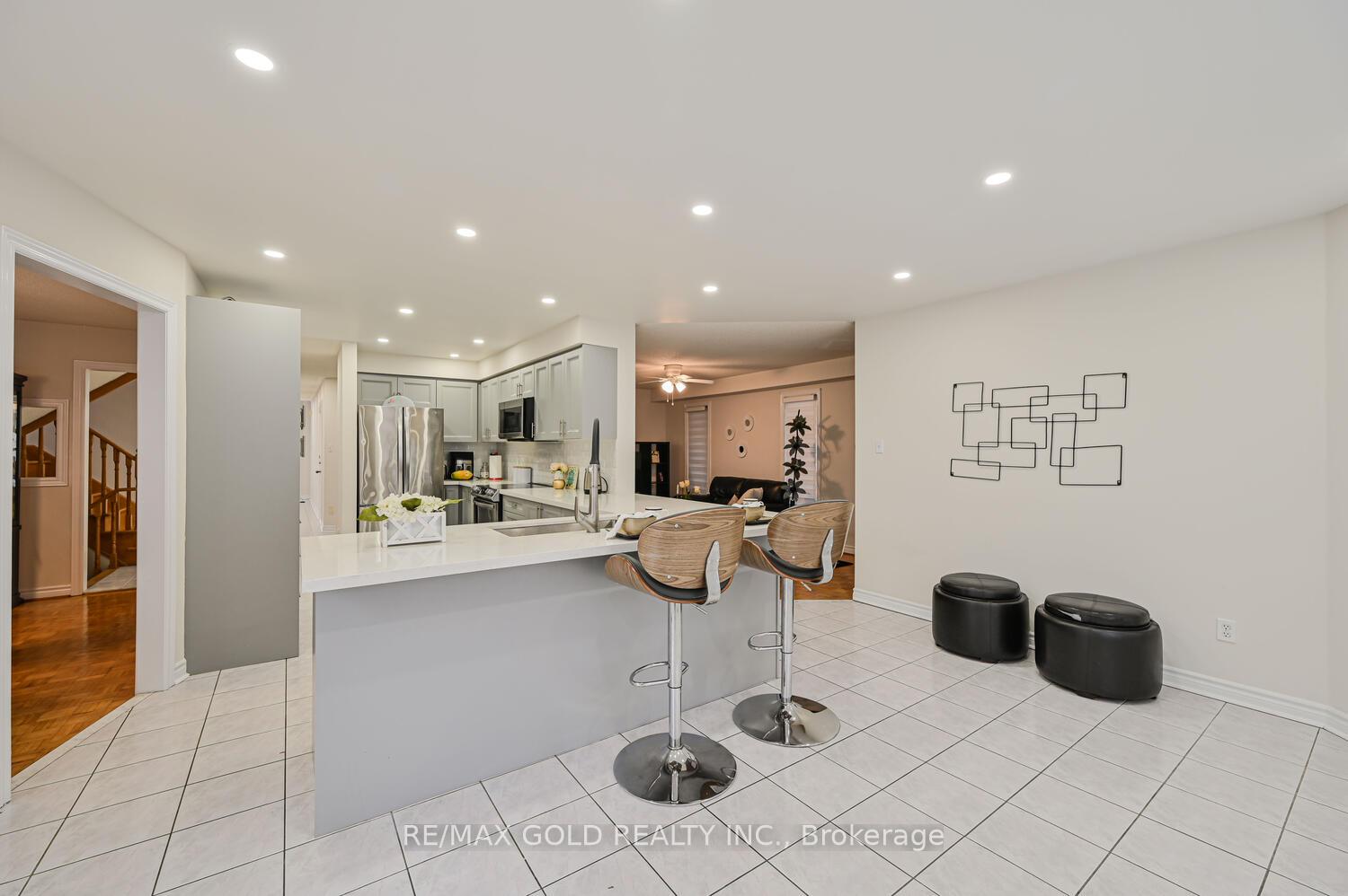 Photo 8 of 30 Black Oak Drive, Brampton, Sandringham-Wellington — HOMEH