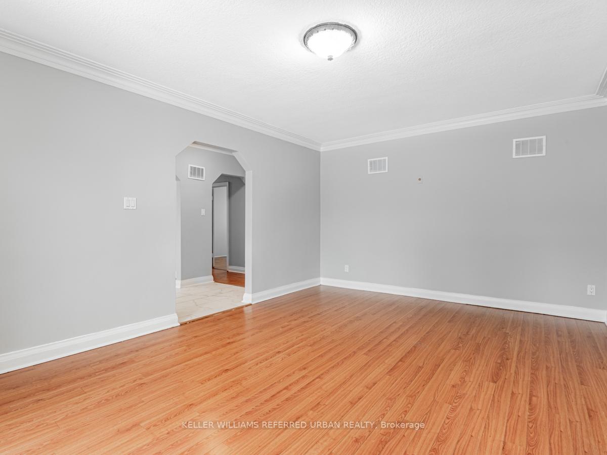 Photo 12 of 16 Prince Charles Drive, Toronto, Englemount-Lawrence — HOMEH