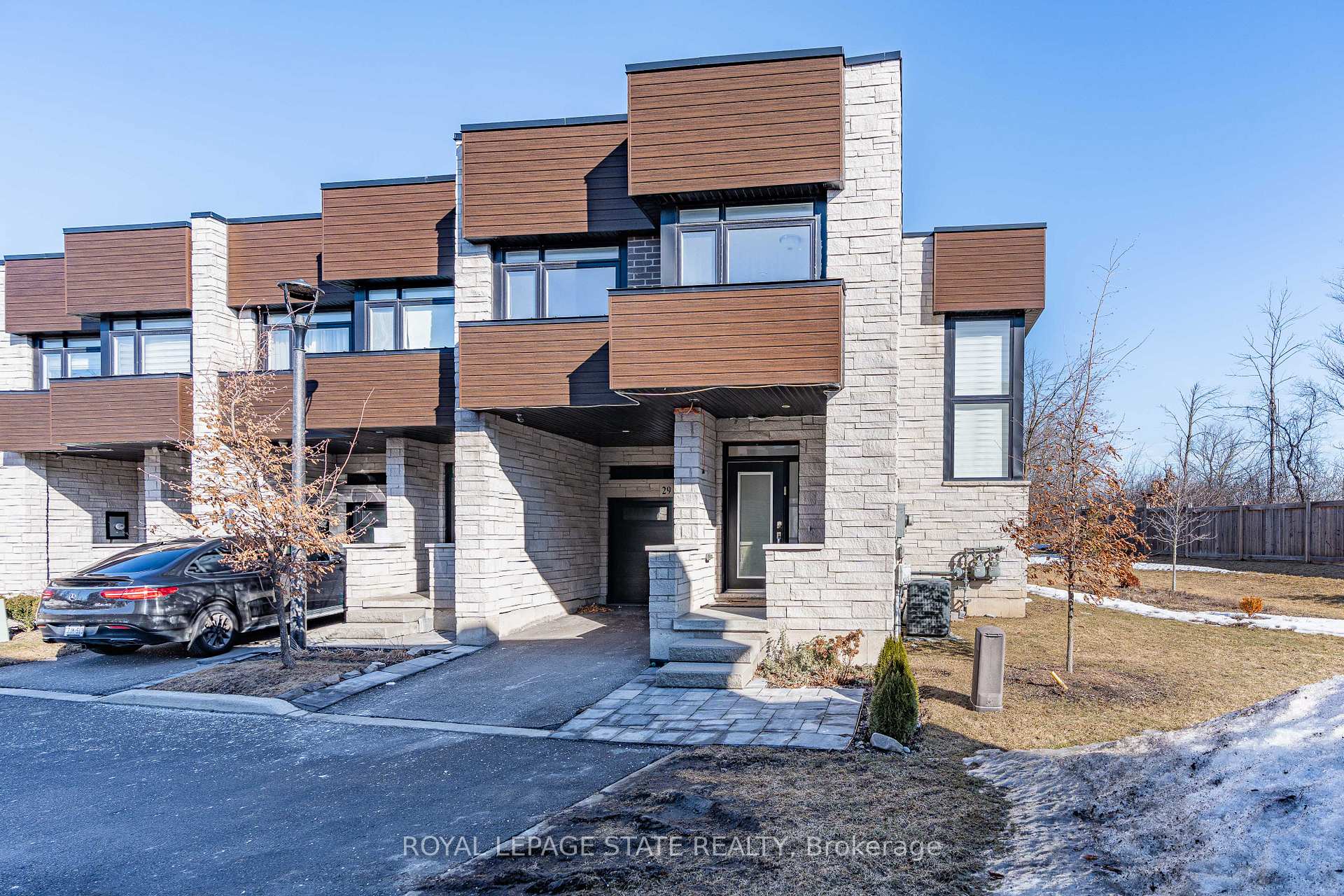 Photo 2 of Unit 29, 35 Midhurst Heights, Hamilton, Stoney Creek — HOMEH