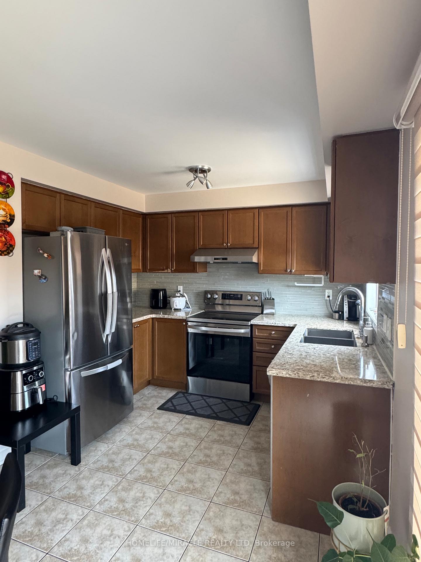 Photo 4 of 311 Brisdale Drive W, Brampton, Fletcher's Meadow — HOMEH